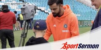 Cricketer Virat Kohli signs a young fan's RCB jersey!  