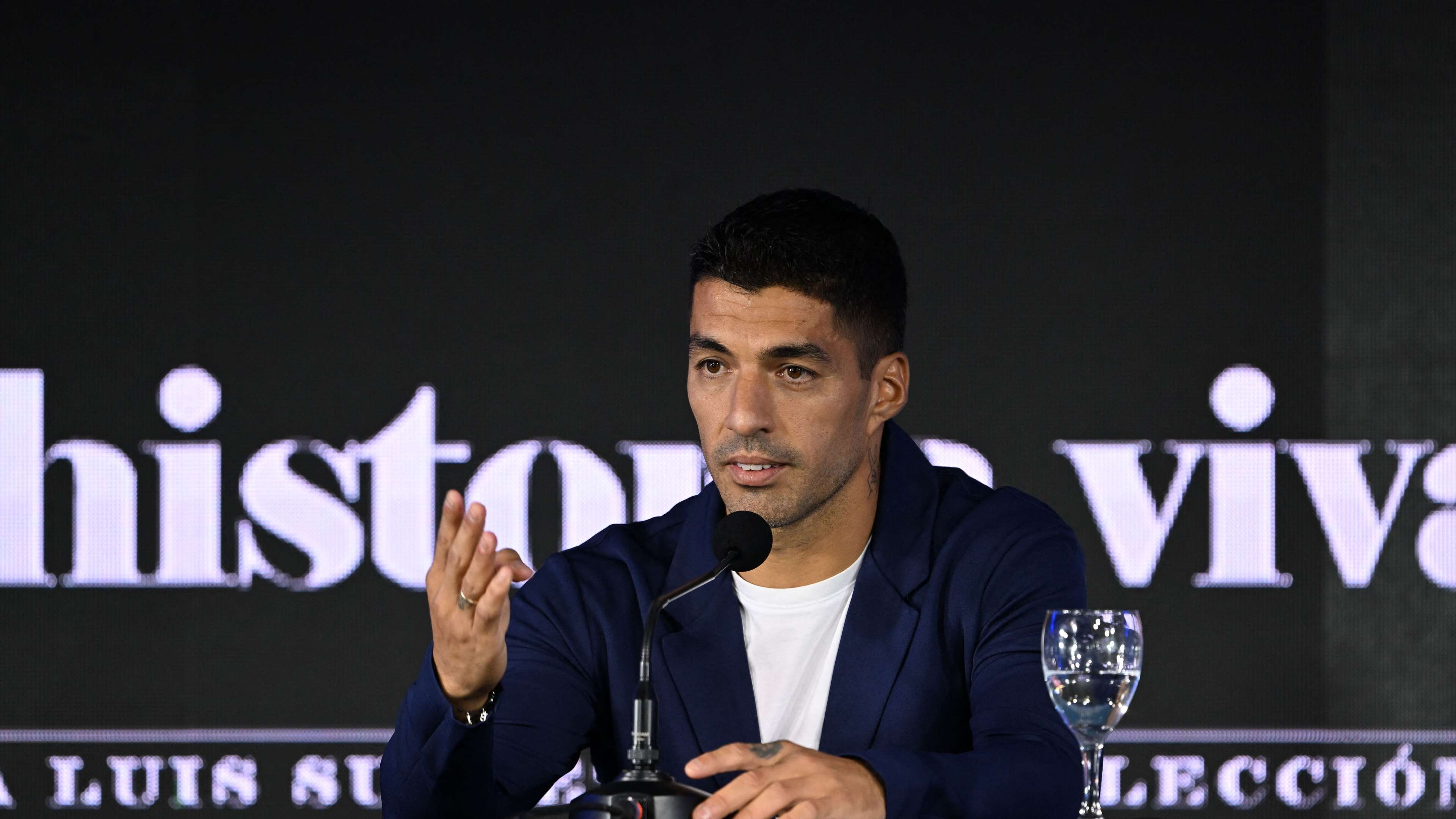 Uruguay star Luis Suarez retiring from international soccer  