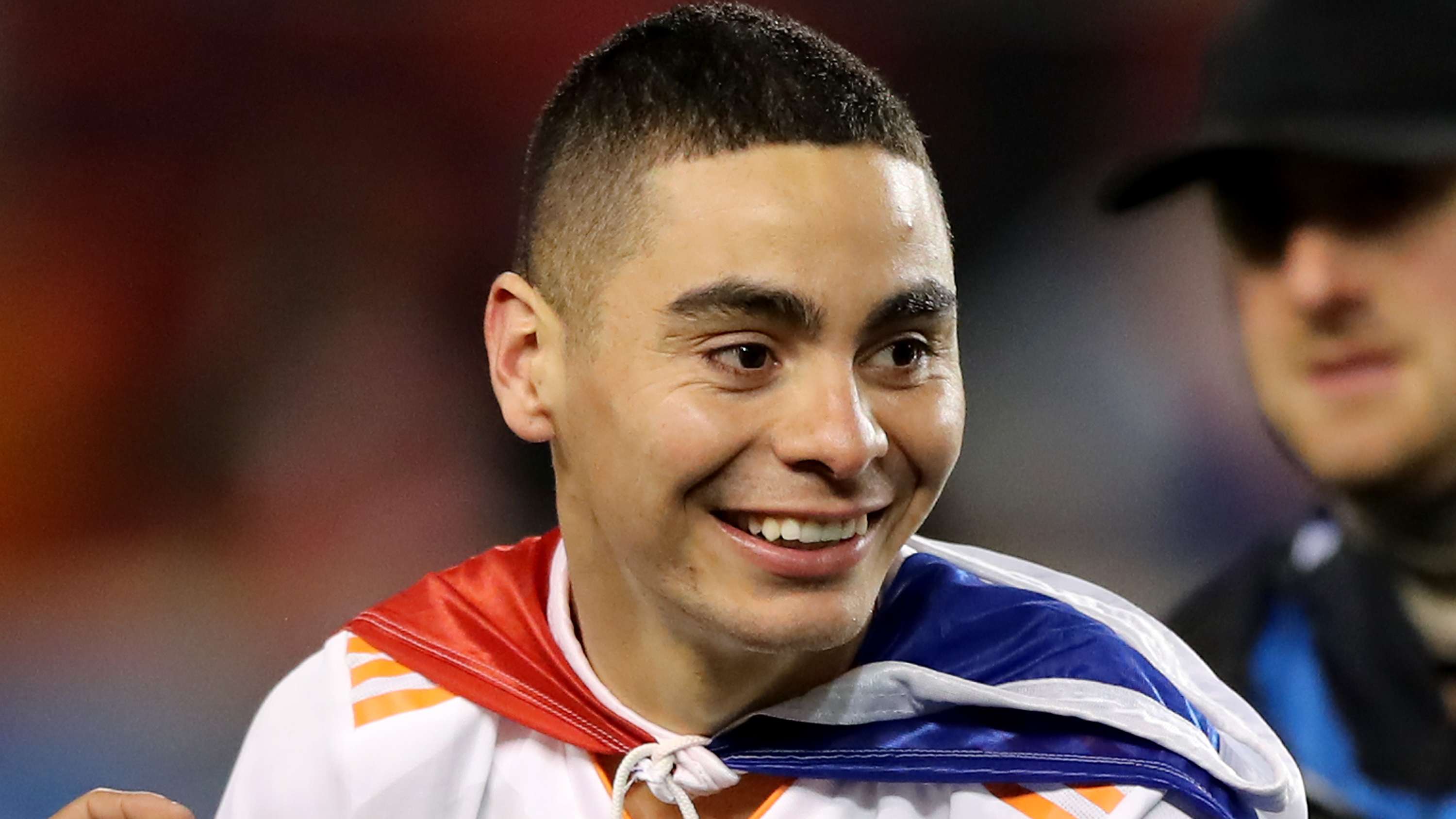 Crowd of Atlanta United fans welcome back Almiron at airport  