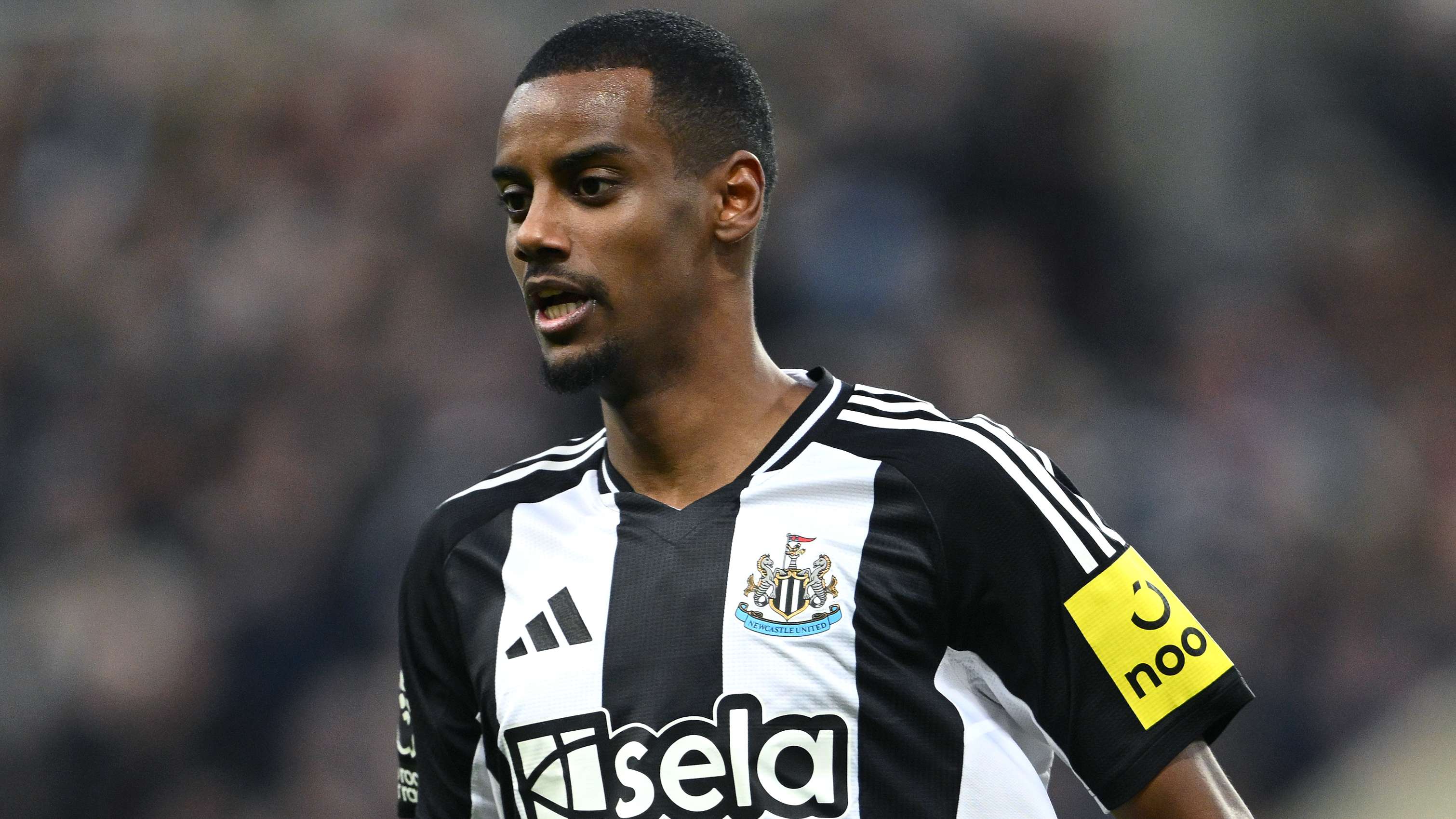 Barca urged to sign Isak as Lewandowski replacement  