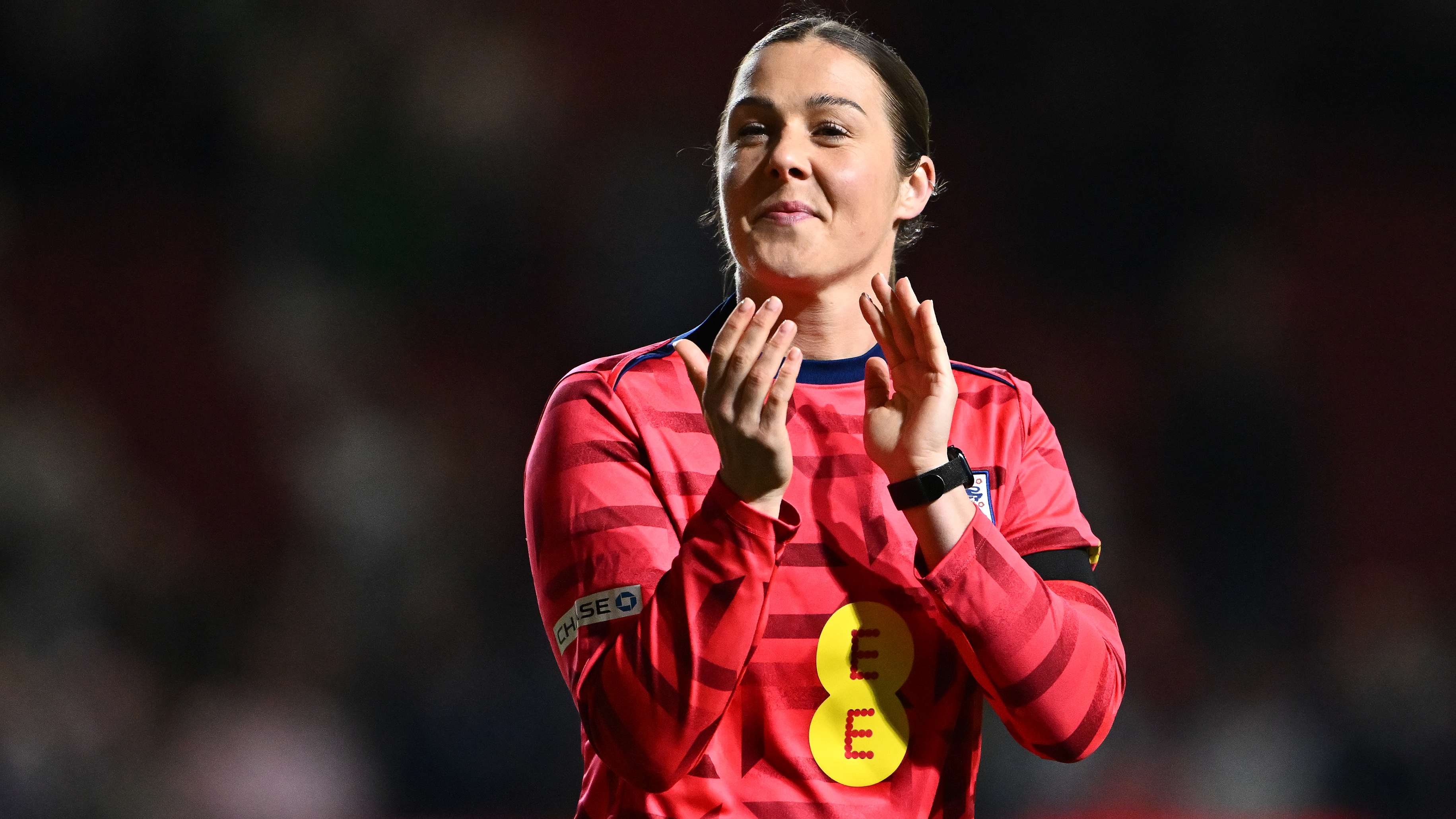 Earps drops in to watch England in Women's Six Nations  