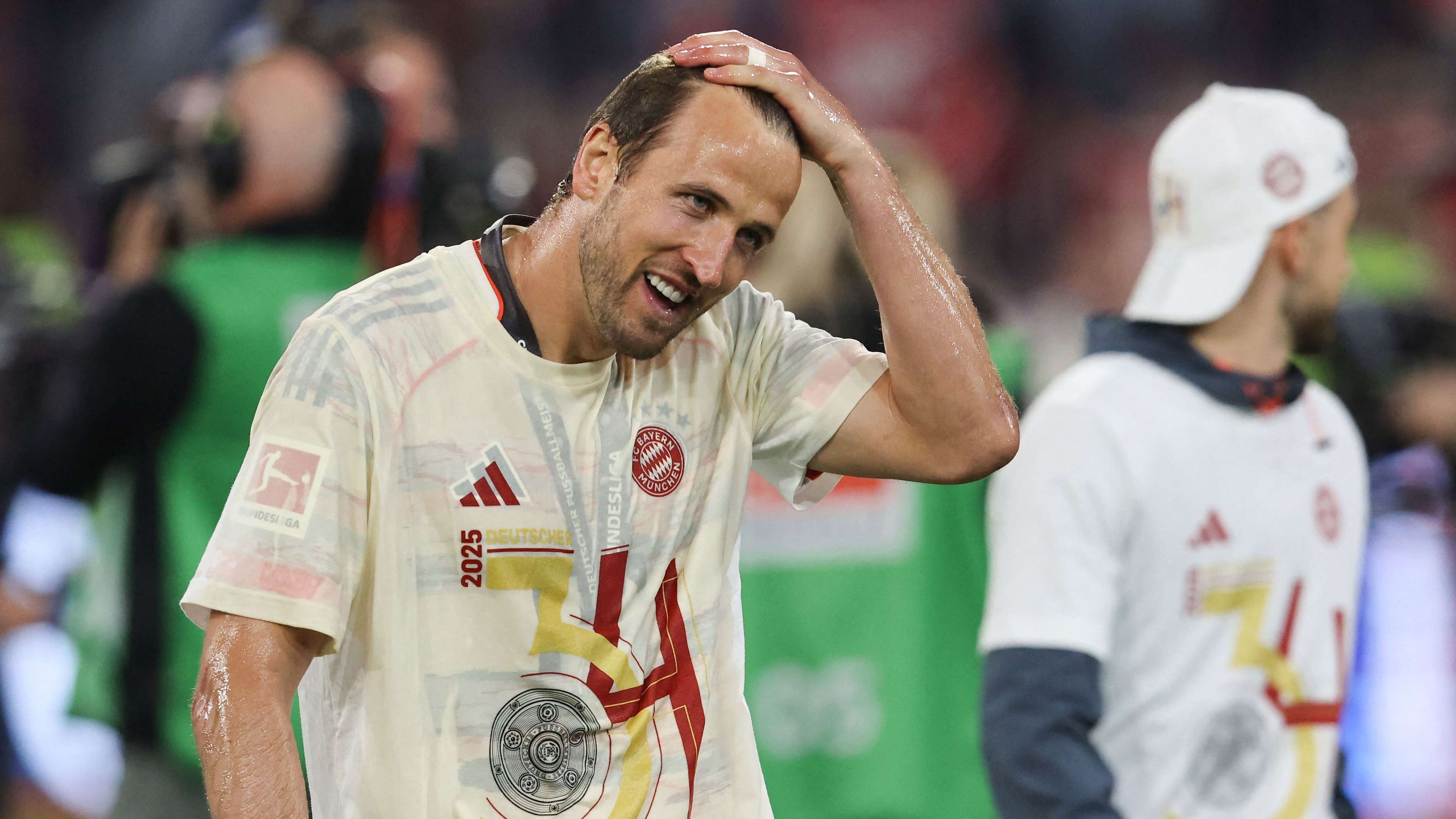 📽️ | Kane drenched in beer shower after Bayern title triumph  