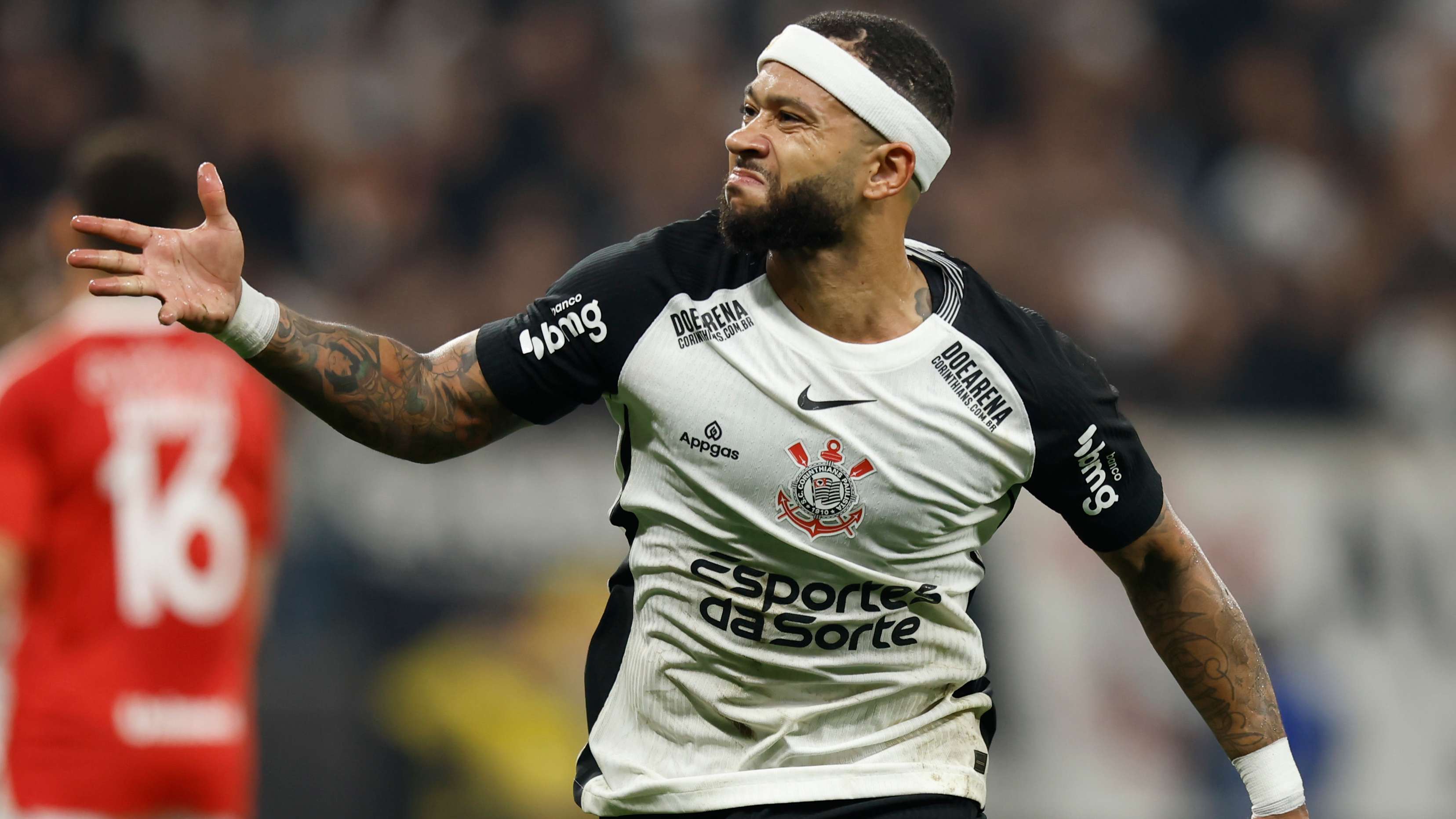 Ex-Man Utd star Depay embroiled in Corinthians clash  