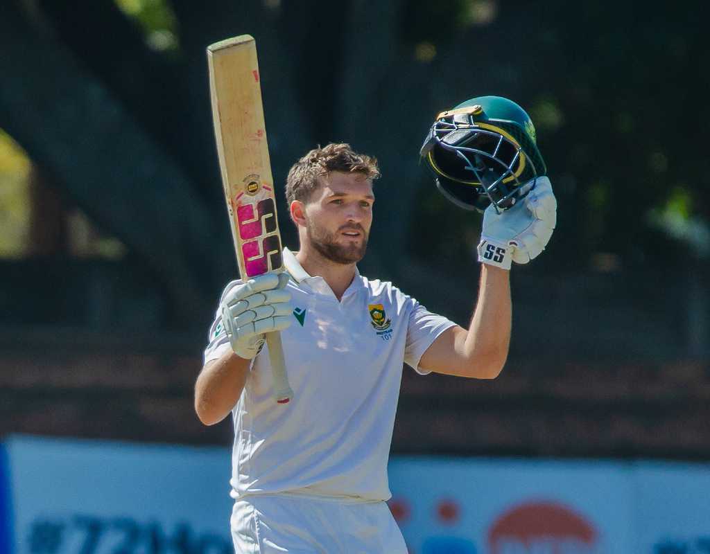 Mulder's maiden Test century gives Zimbabwe improbable target of 537  