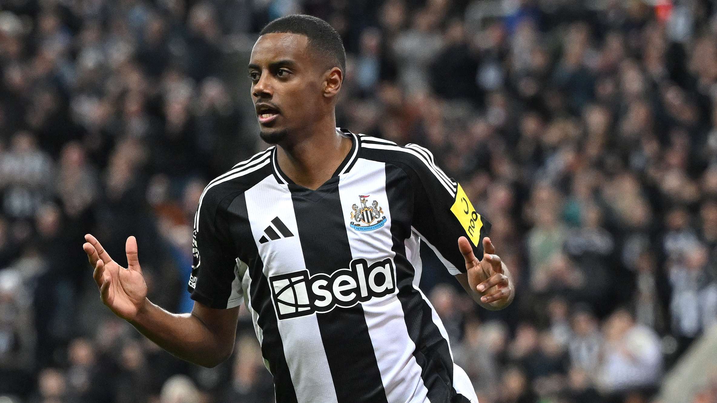 Carragher sends Liverpool title warning amid Isak pursuit  