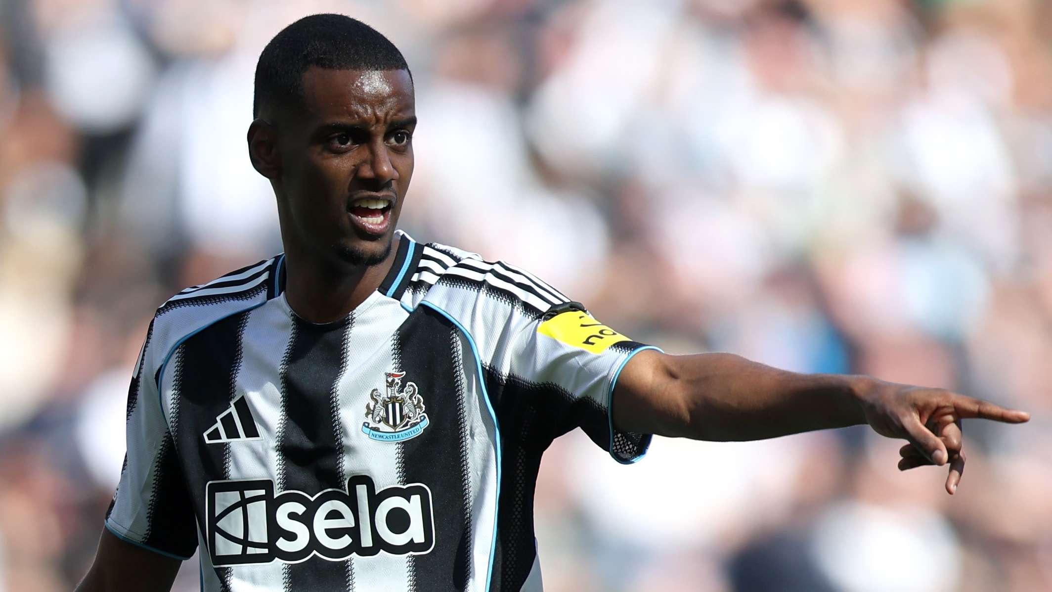 Isak considers incredible move to force through Liverpool deal  
