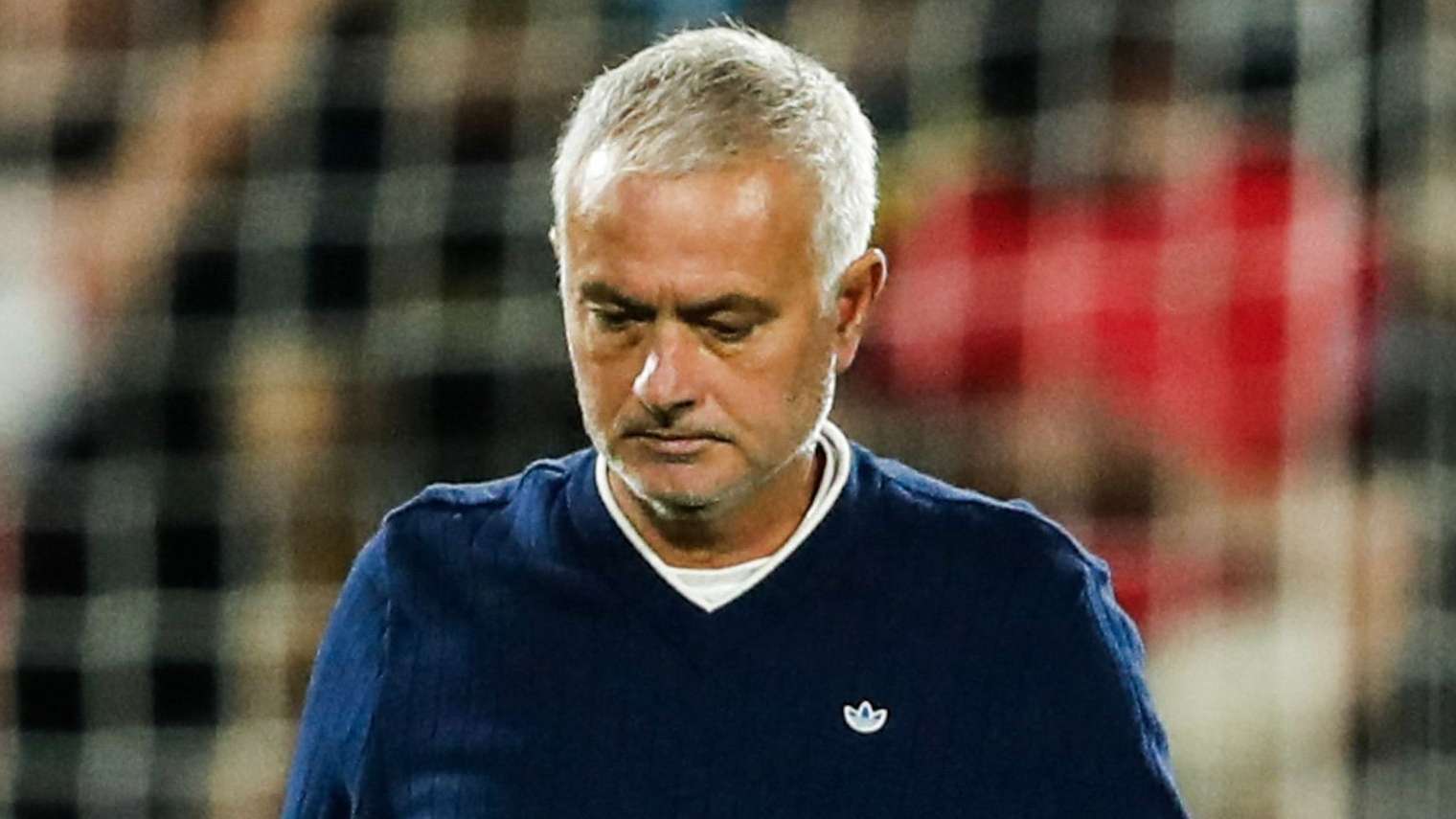 📽️ | Mourinho spotted in Istanbul airport after being sacked  