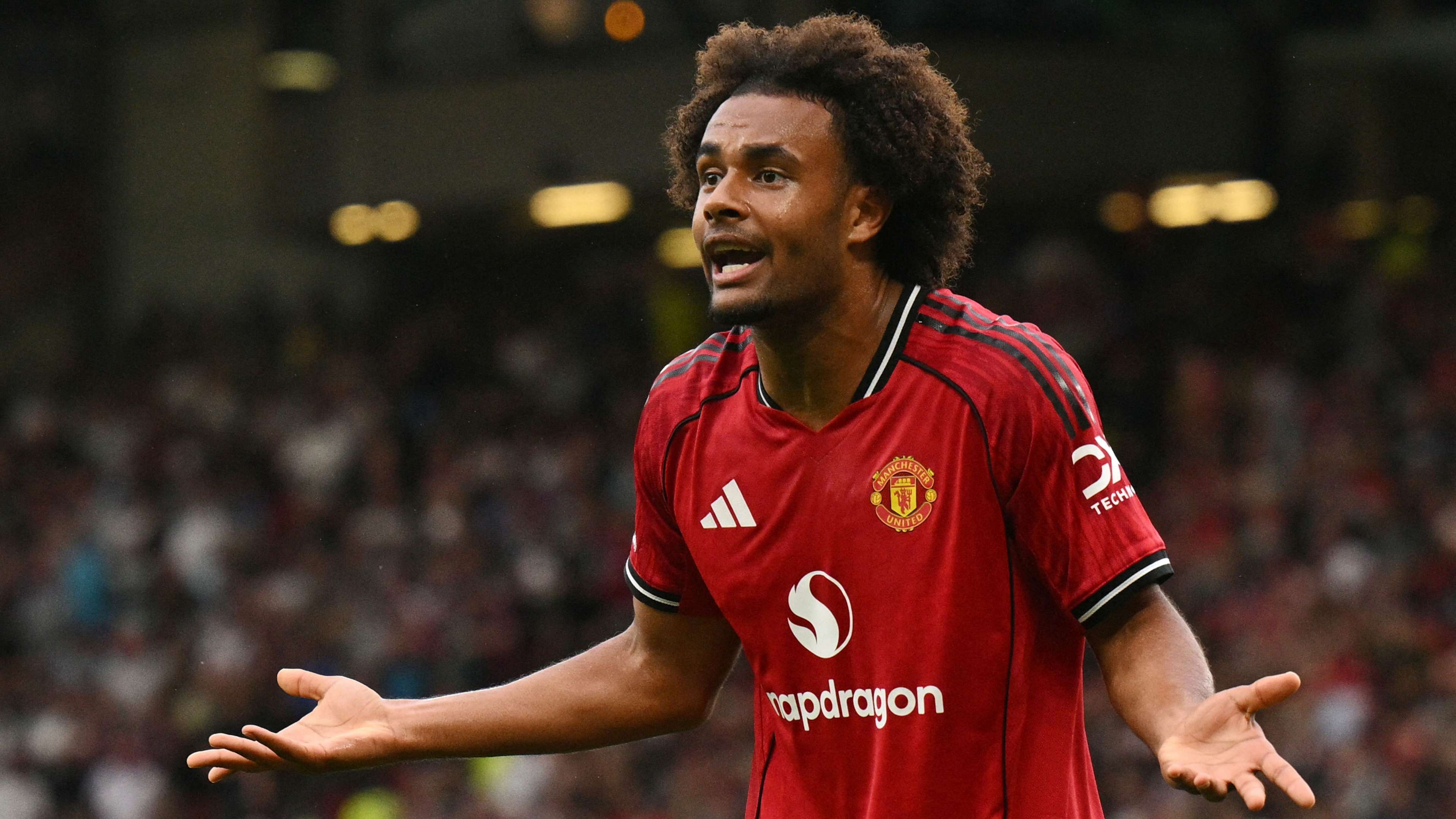 'Unhappy' Zirkzee wants out of Man Utd in January  