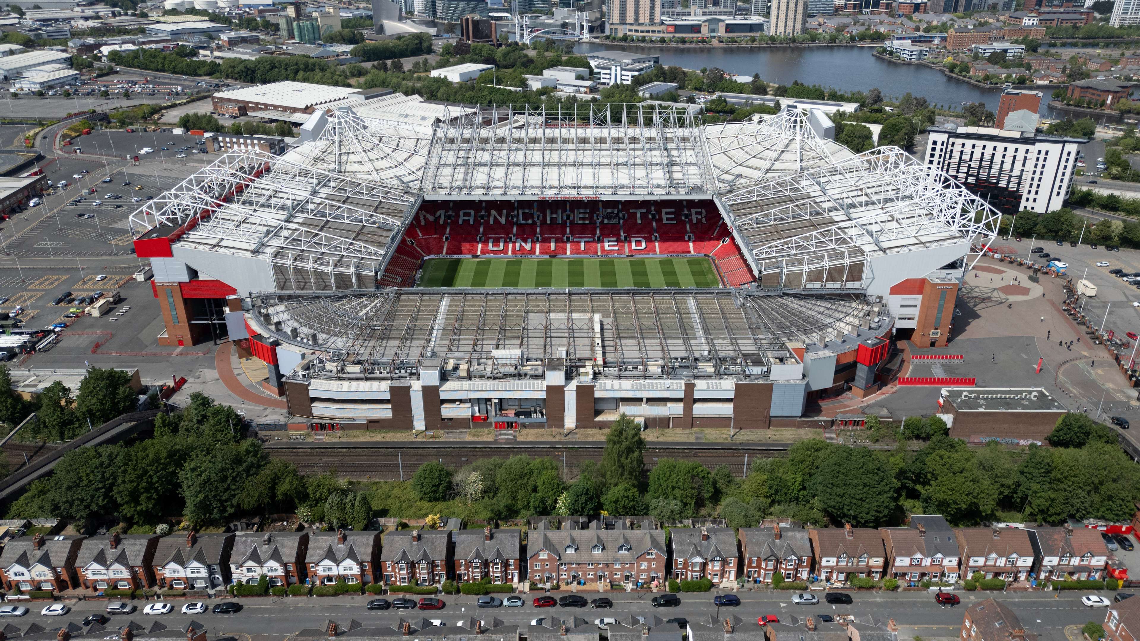Man Utd planning Old Trafford tribute to late Stone Roses star  