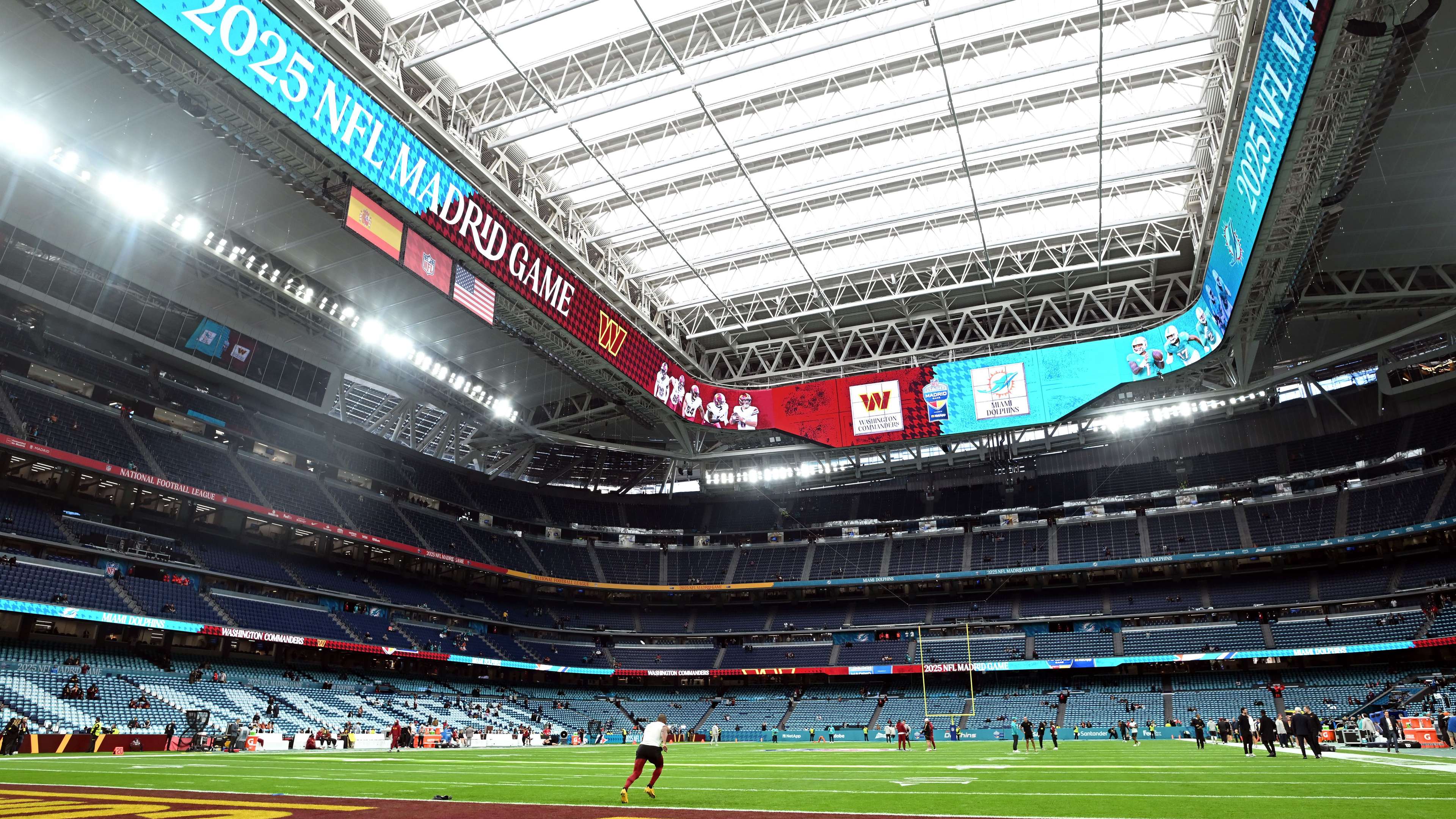 📽️ | How Bernabeu pitch transforms from soccer mode to NFL ready  