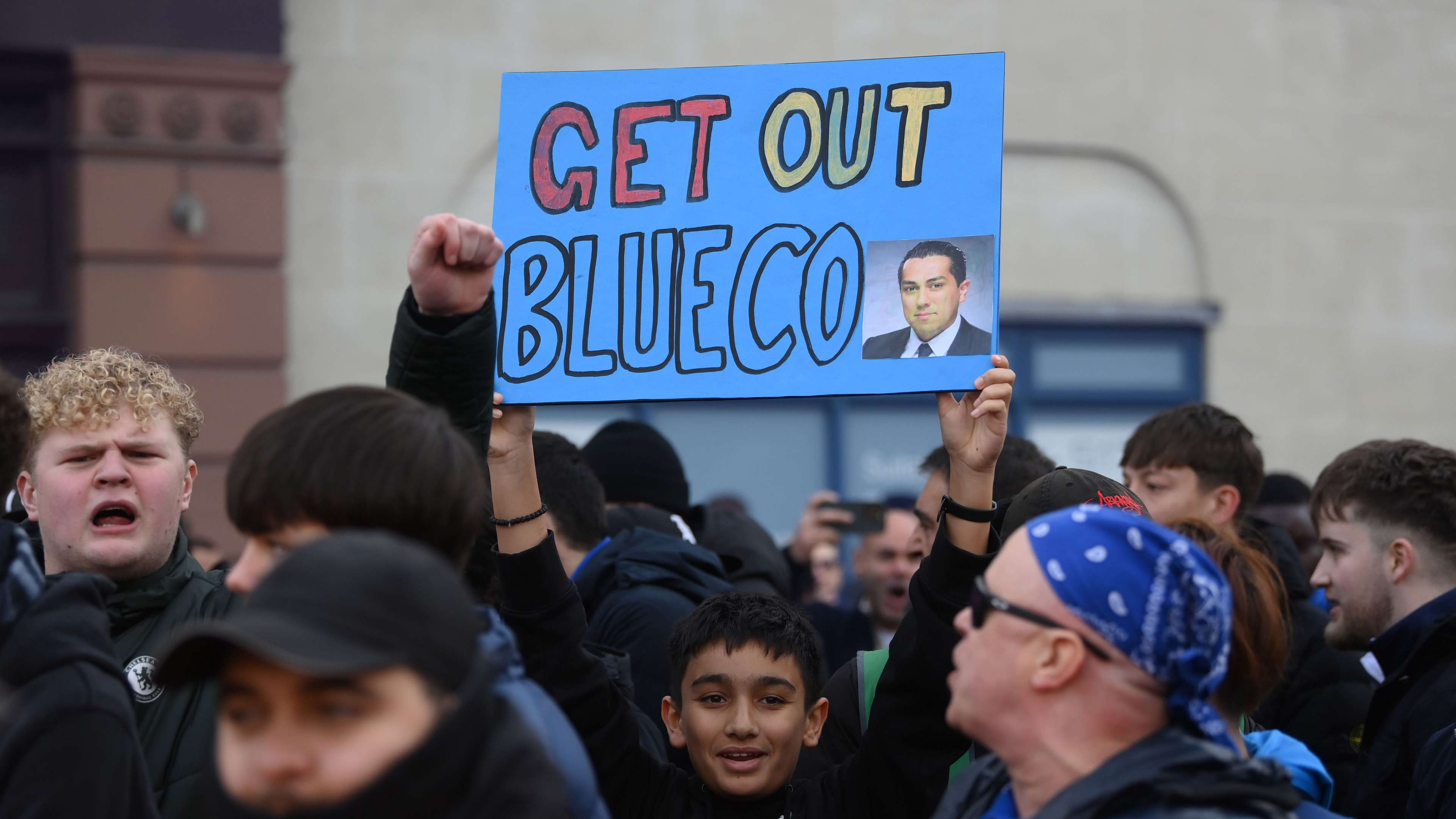 📽️ | Protesting Chelsea fans chant Maresca's name in show of anger  