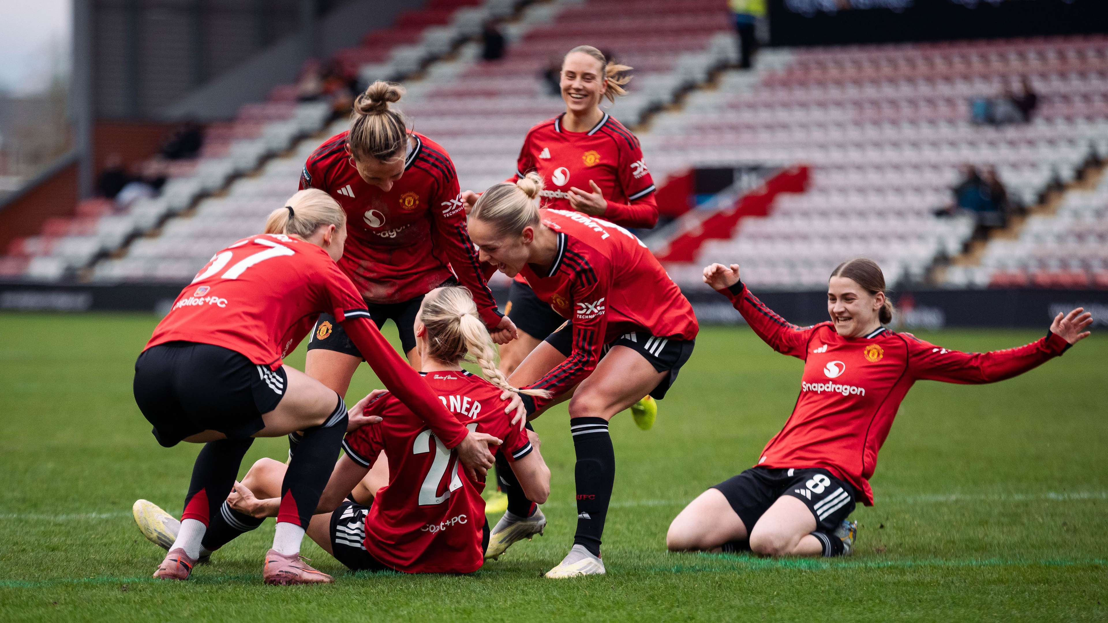 Turner scores late as Man Utd win seven in a row  
