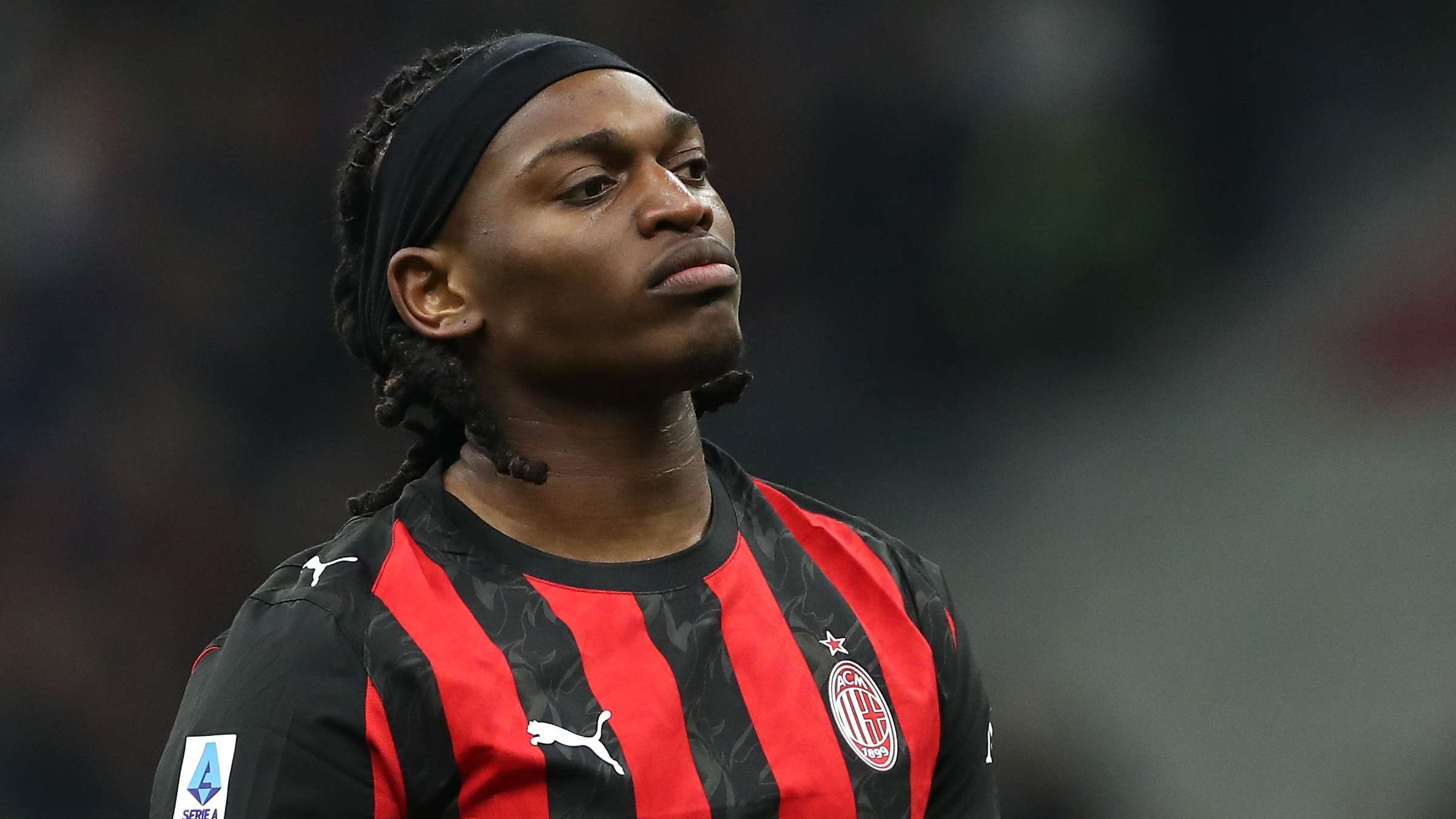 Leao isn't happy with being substituted: he refuses Allegri's embrace and kicks the water bottles  