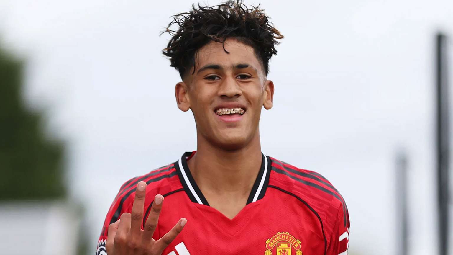 📽️ | Man Utd wonderkid Gabriel scores Ronaldo-esque screamer  