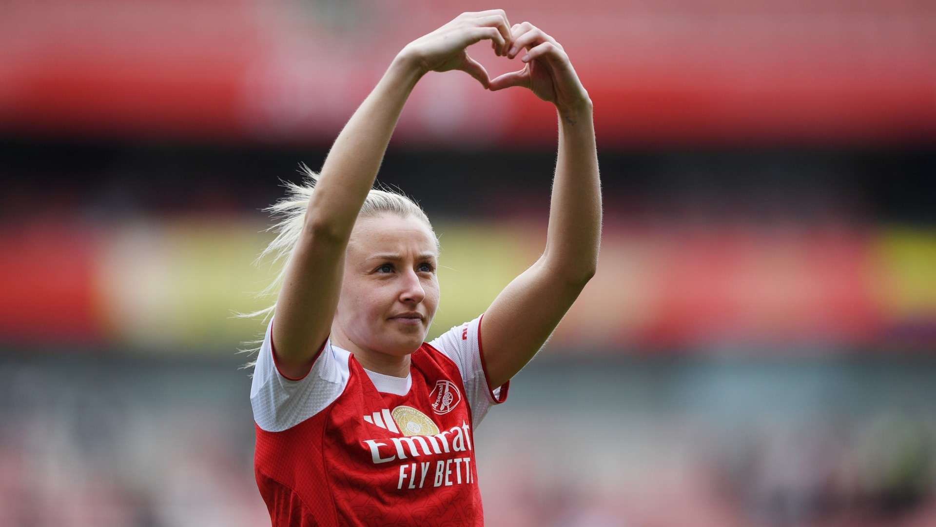 Leah Williamson signs new Arsenal deal  