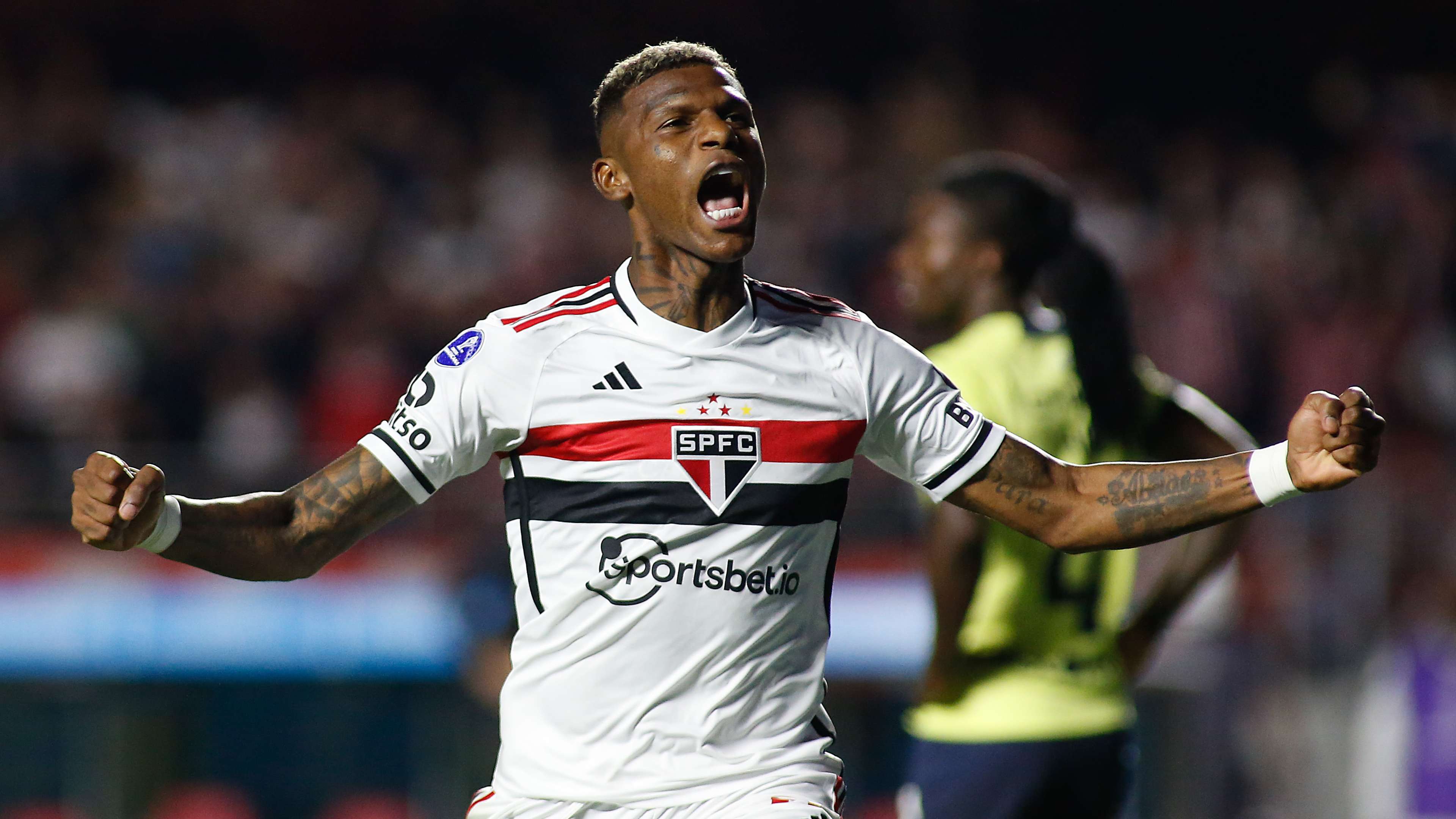 Sao Paulo star has Porsche seized and flees to Ecuador  