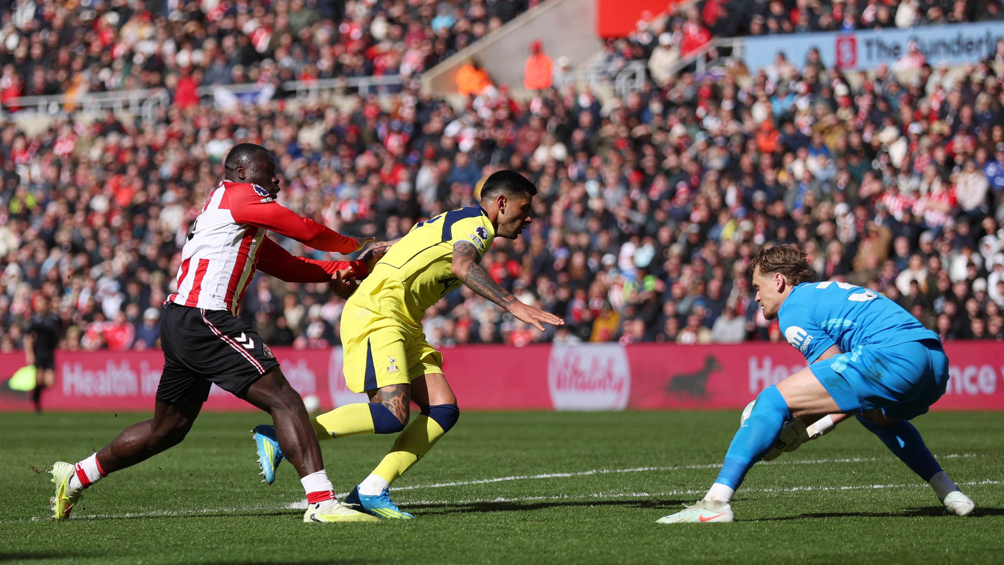Cristian Romero has been dealt a devastating injury diagnosis after Brobbey’s challenge  
