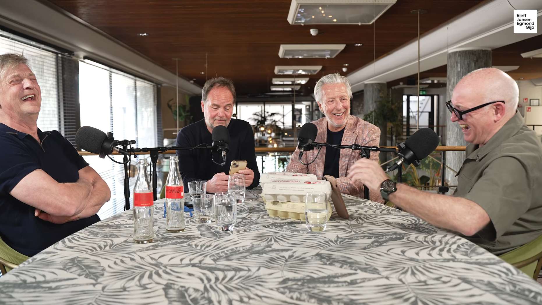 Kieft and Van der Gijp burst out laughing when Ajax is mentioned. The spontaneous reaction underscores the enduring playful rivalry between the Dutch club and its commentators. Suc  
