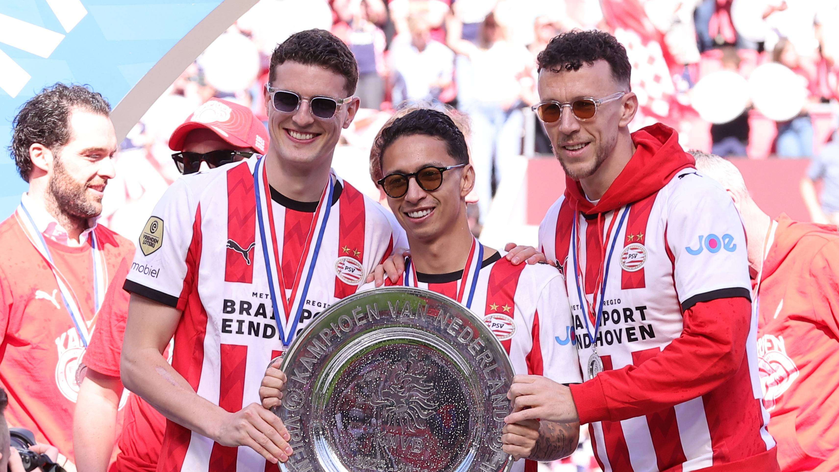 LIVE | Celebration of national champions PSV: the squad on a flatbed lorry on their way to Stadhuisplein  