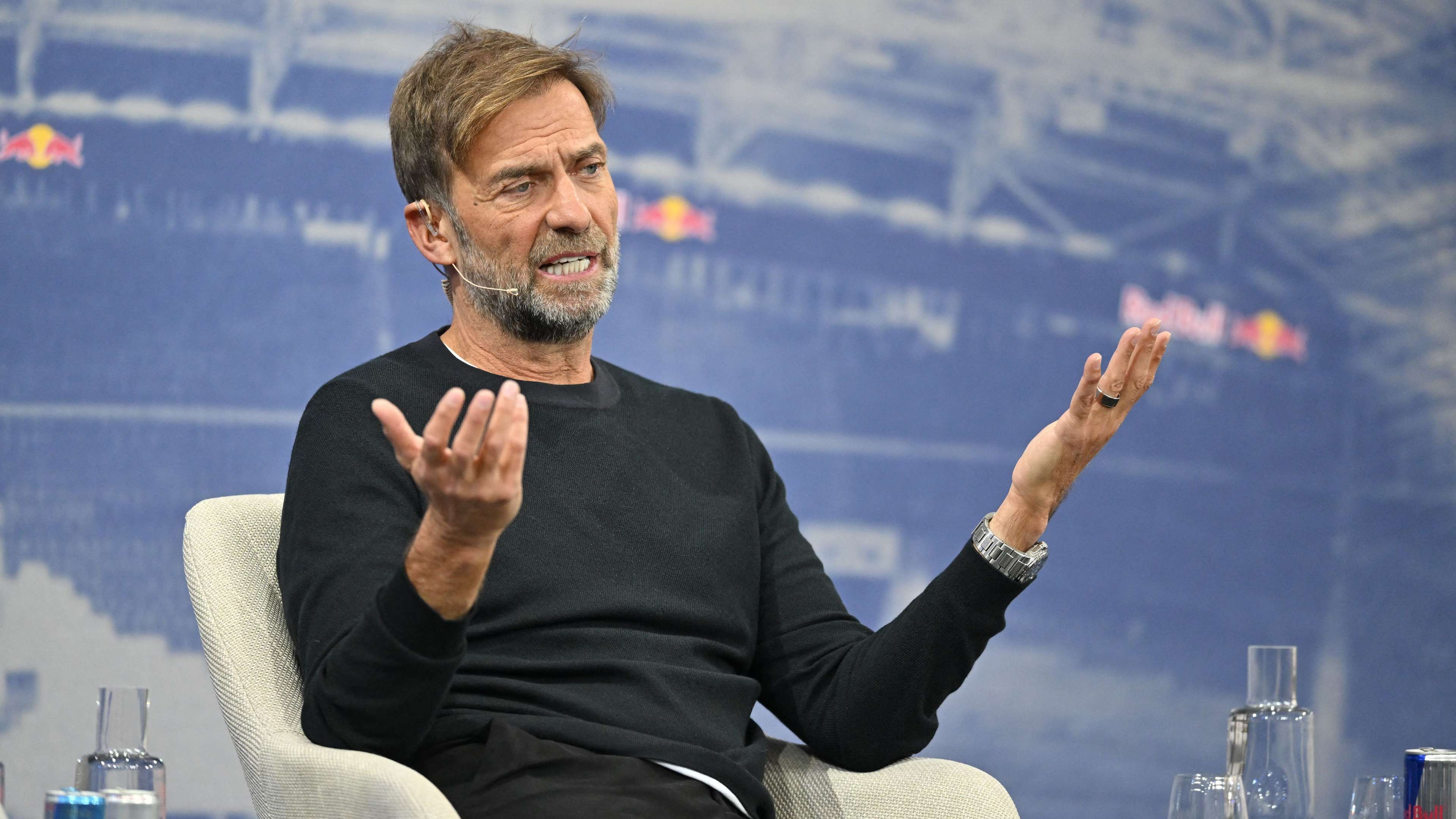 'Football's being held hostage' - Klopp & Pochettino slam World Cup hydration breaks  