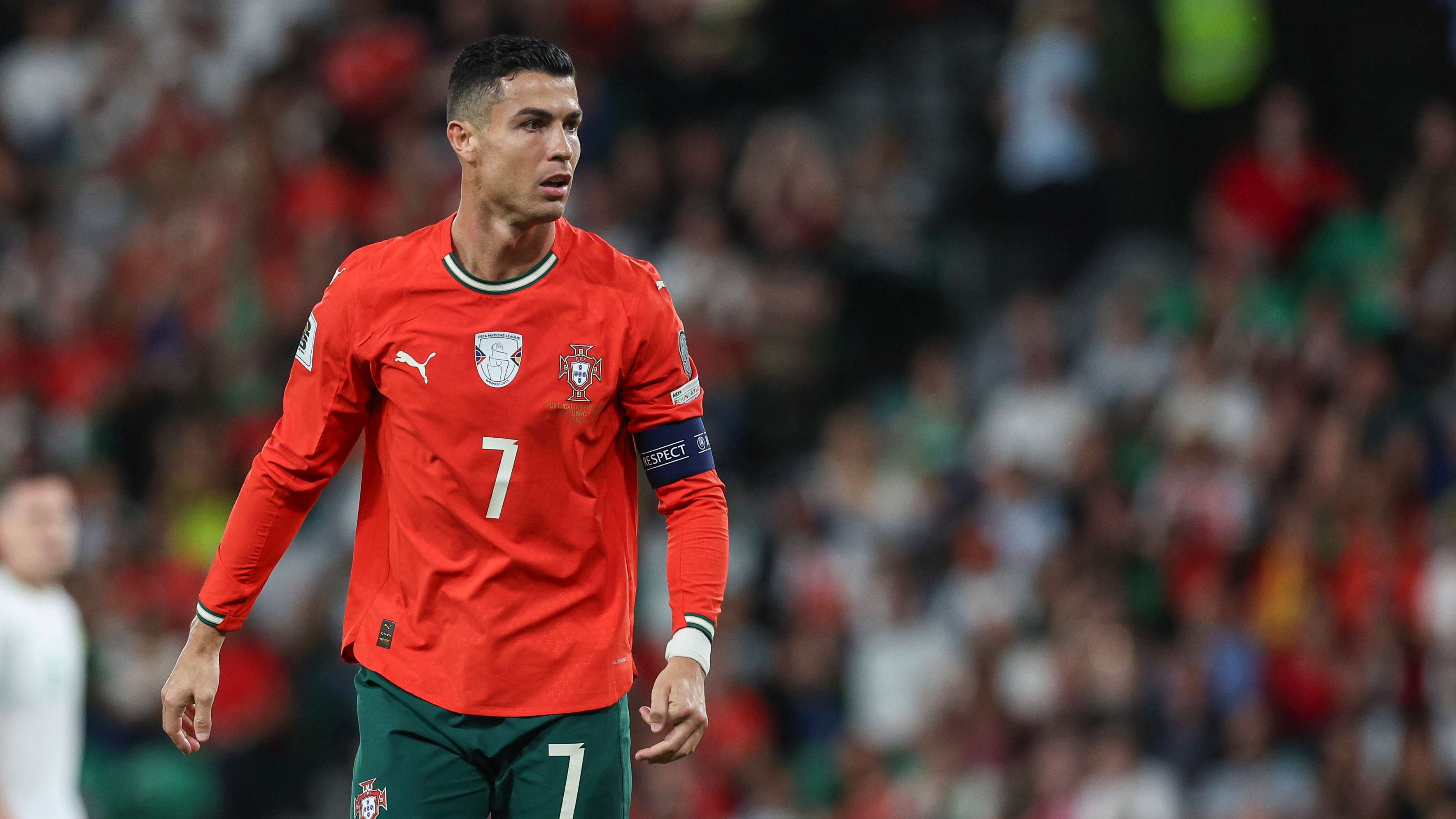 📽️ | ‘Tricks from the GOAT!’ - Ronaldo teaches his children  