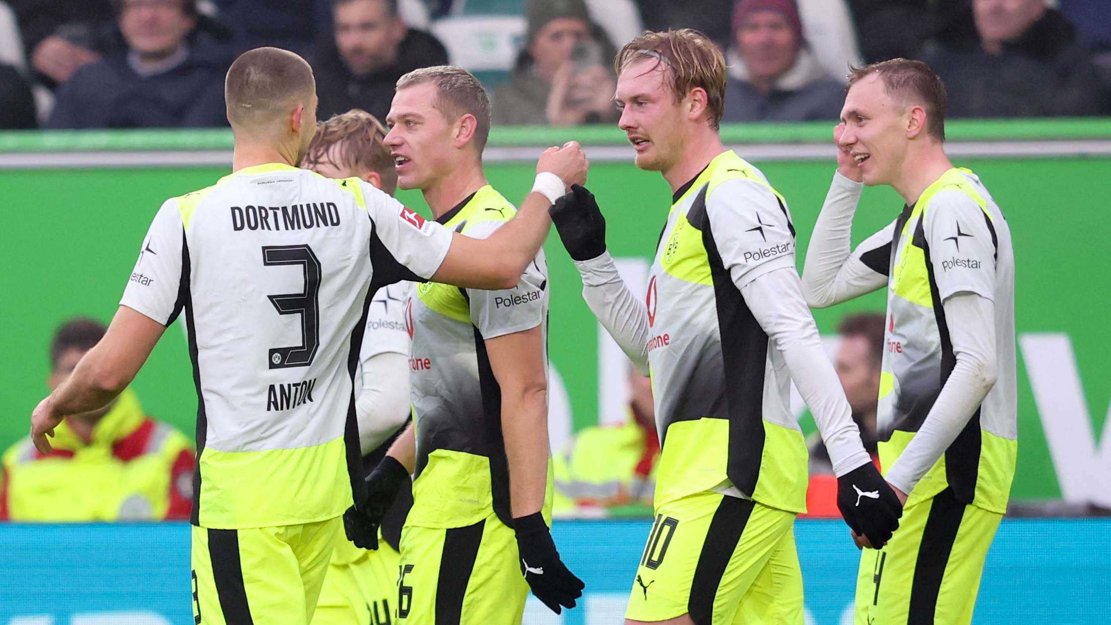Leeds eye Dortmund vastly-experienced midfielder  