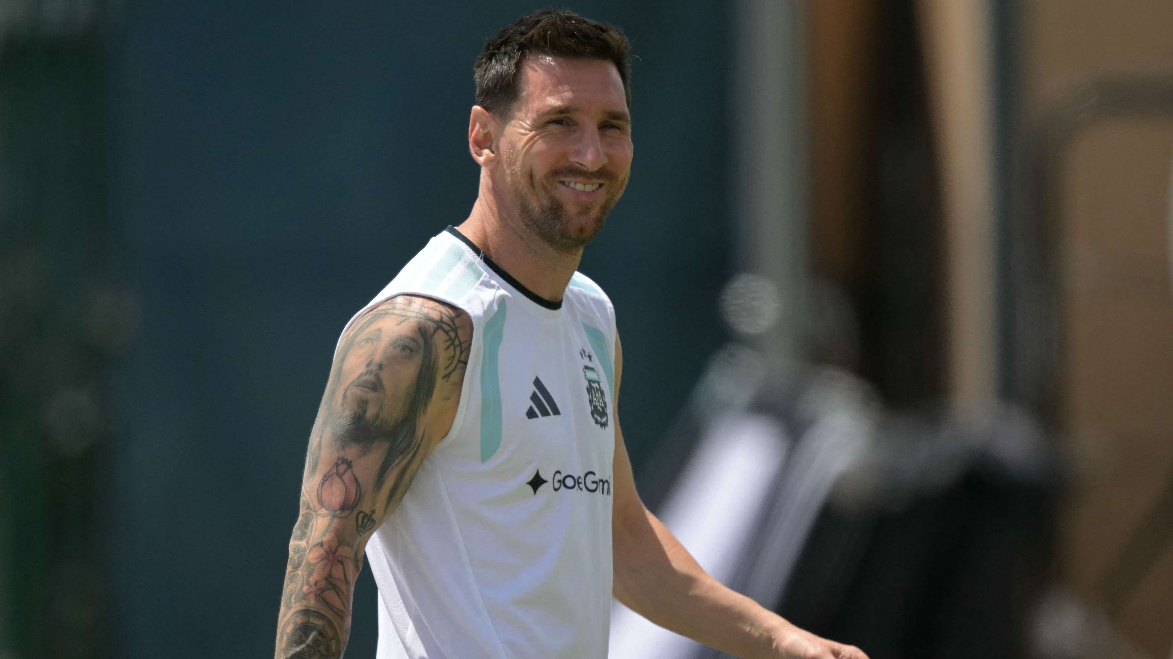 Messi honoured with 85-foot statue  