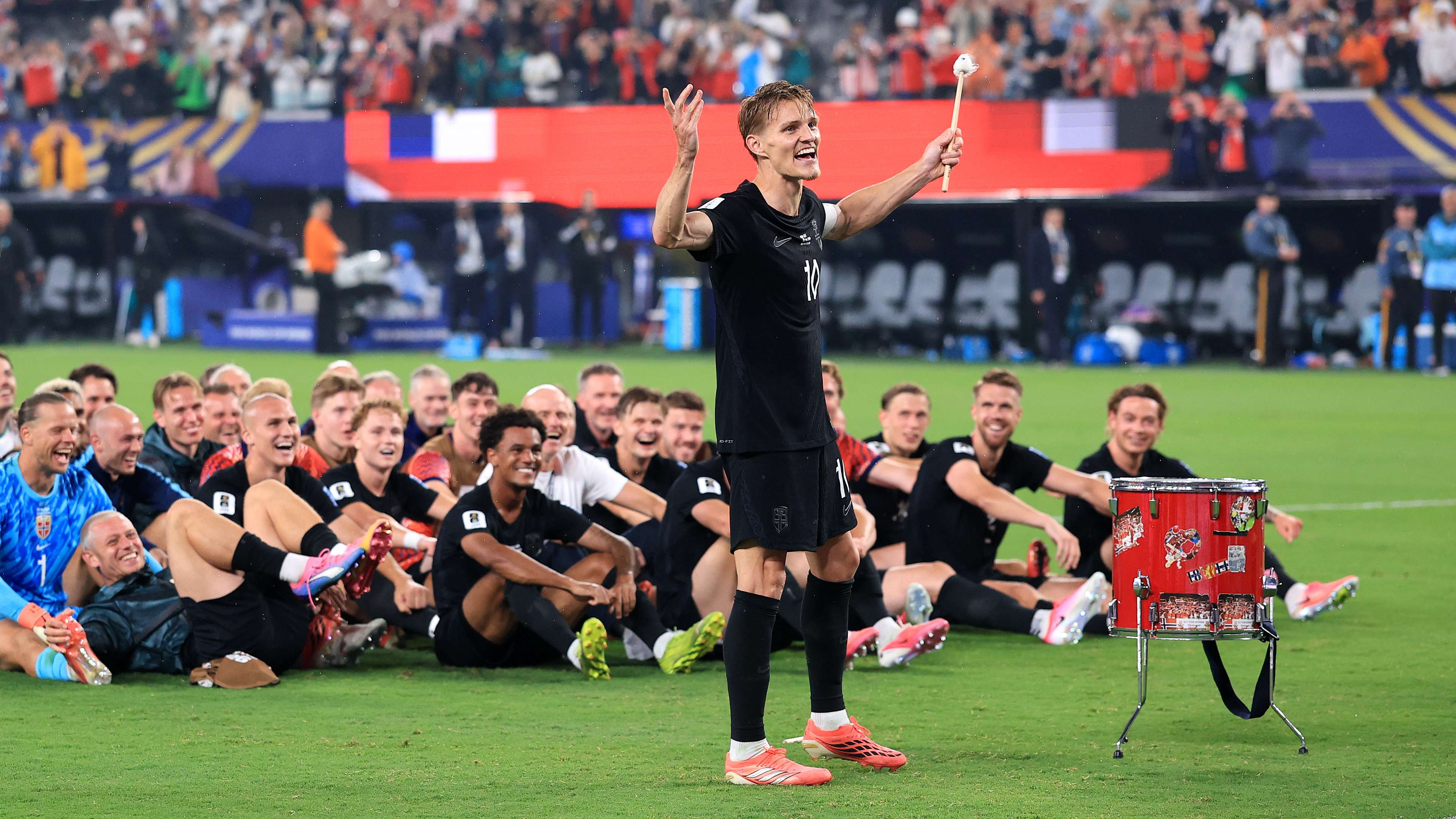 📽️ | Odegaard leads Norway squad in Viking Row celebration  