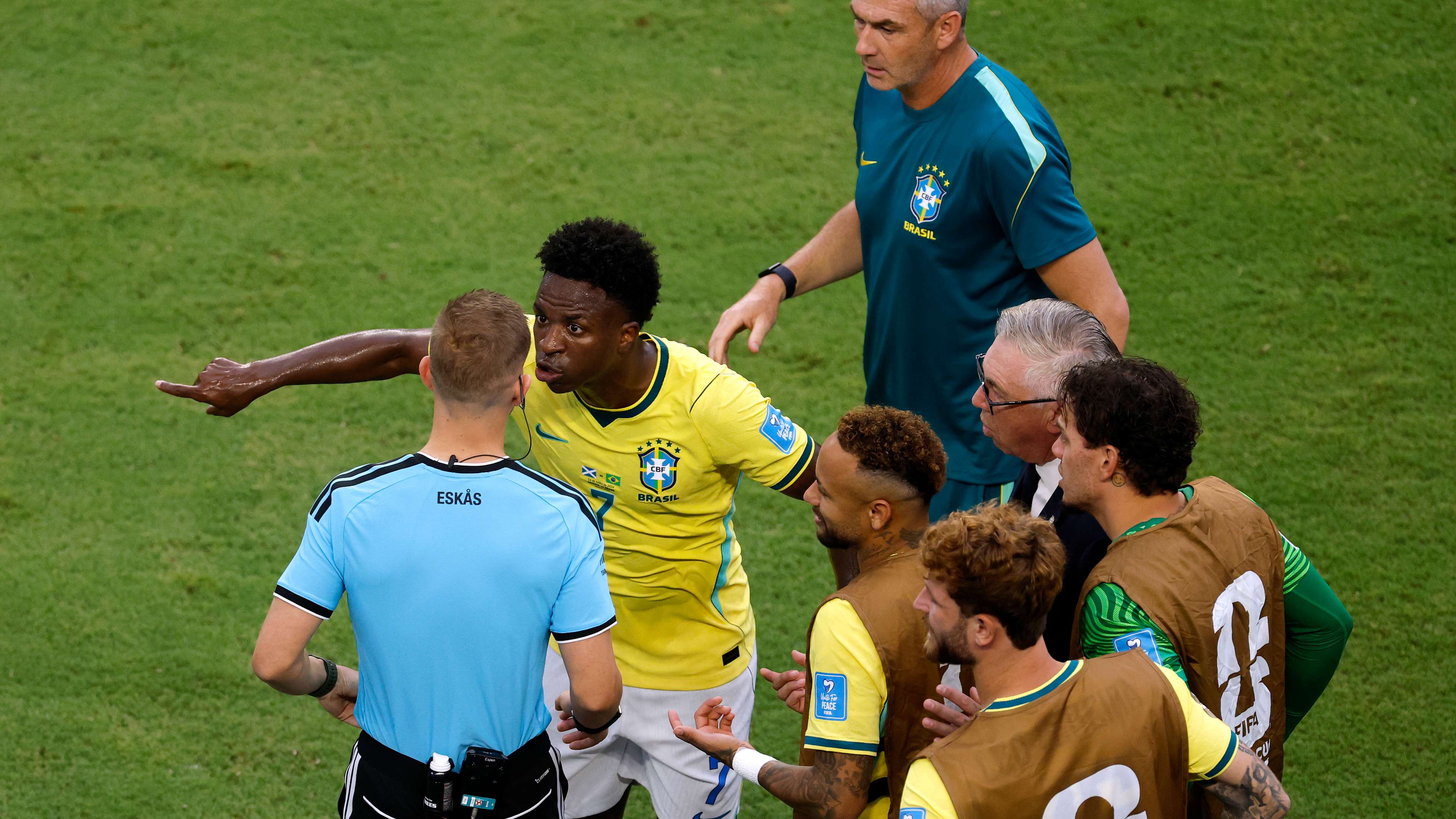 A Heated Clash With the Referee.. Vinicius Responds to His Disallowed Goal With a Harsh Remark  