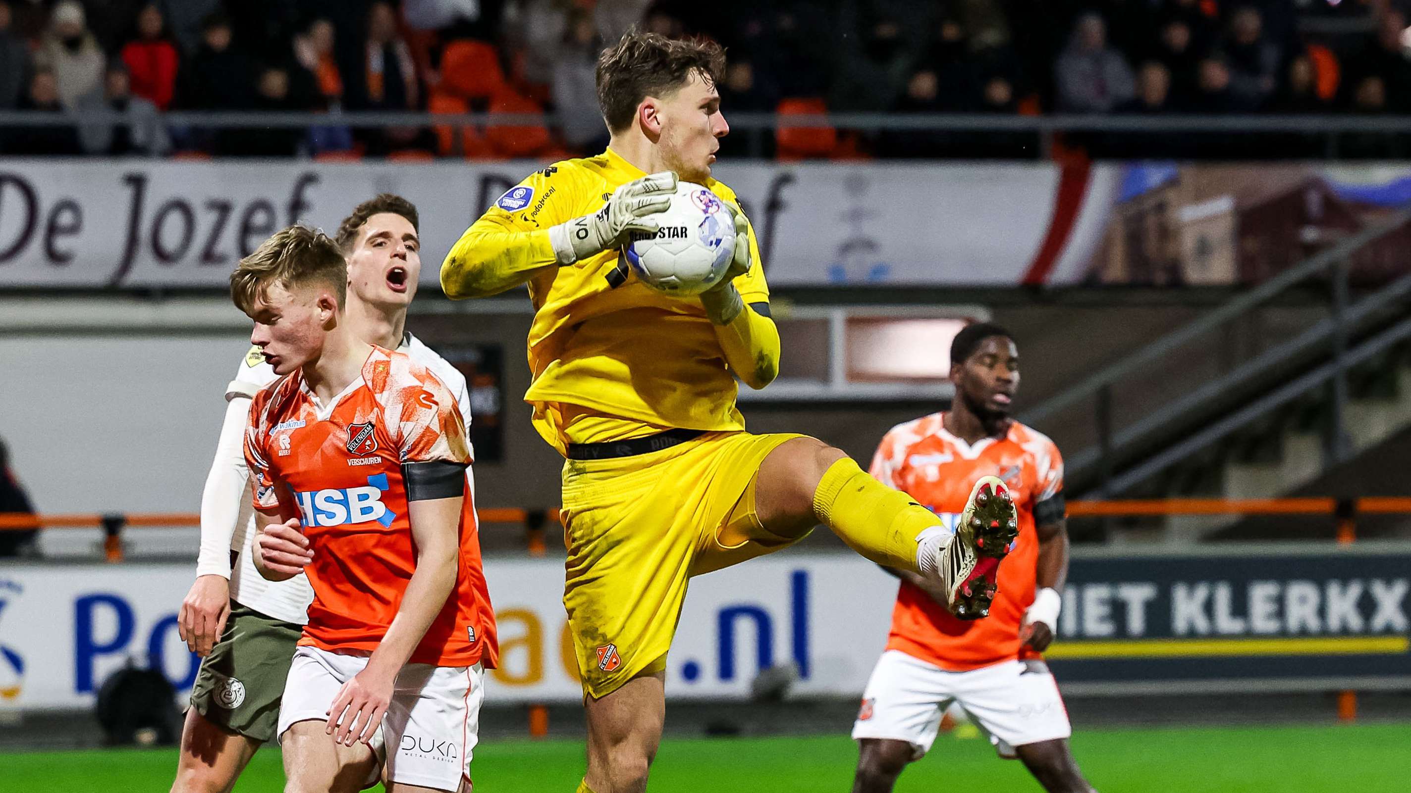 Premier League side in talks over surprise move for Dutch goalkeeper  