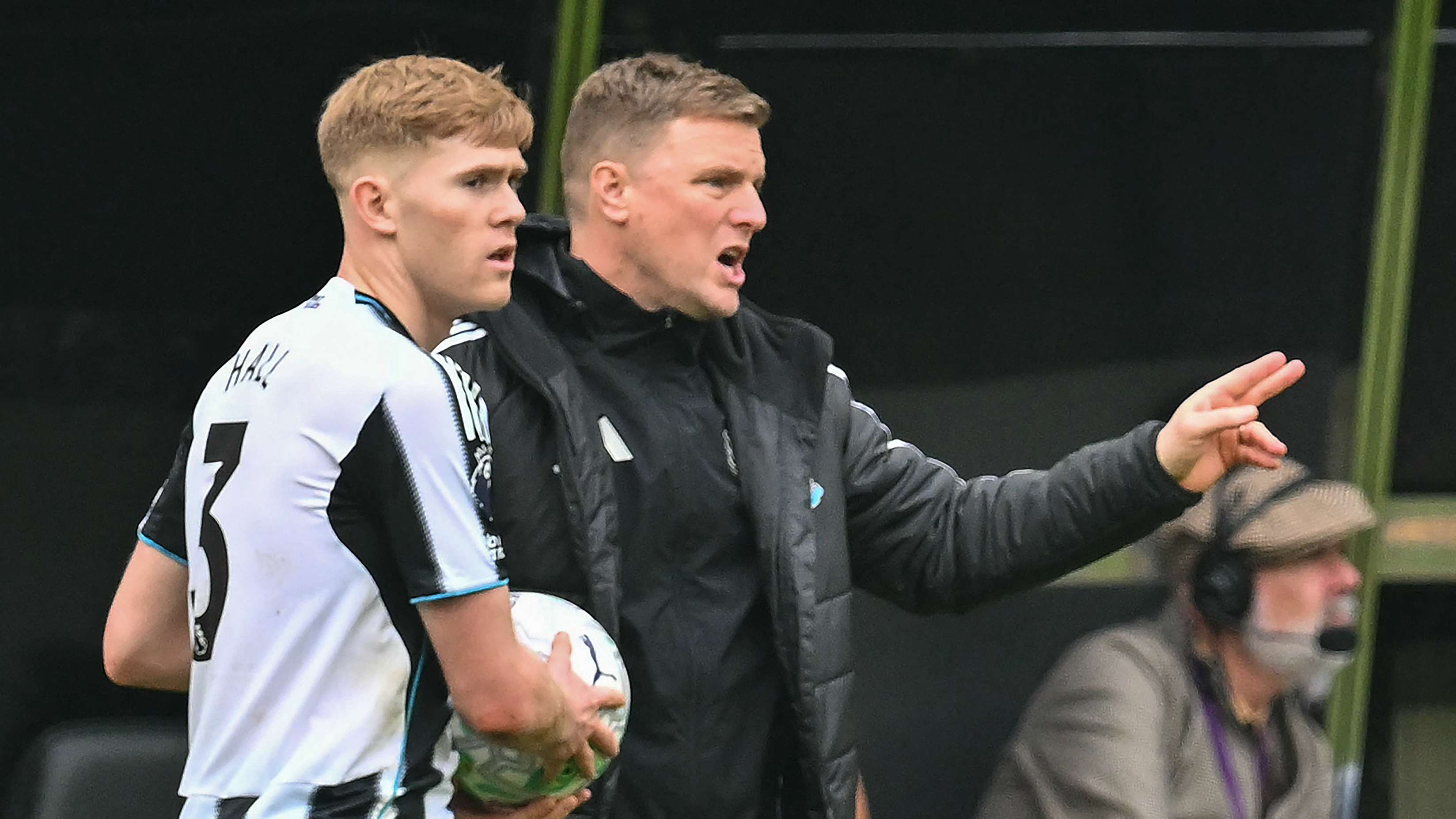 Man Utd consider pouncing on Howe departure with bid for Newcastle full-back  
