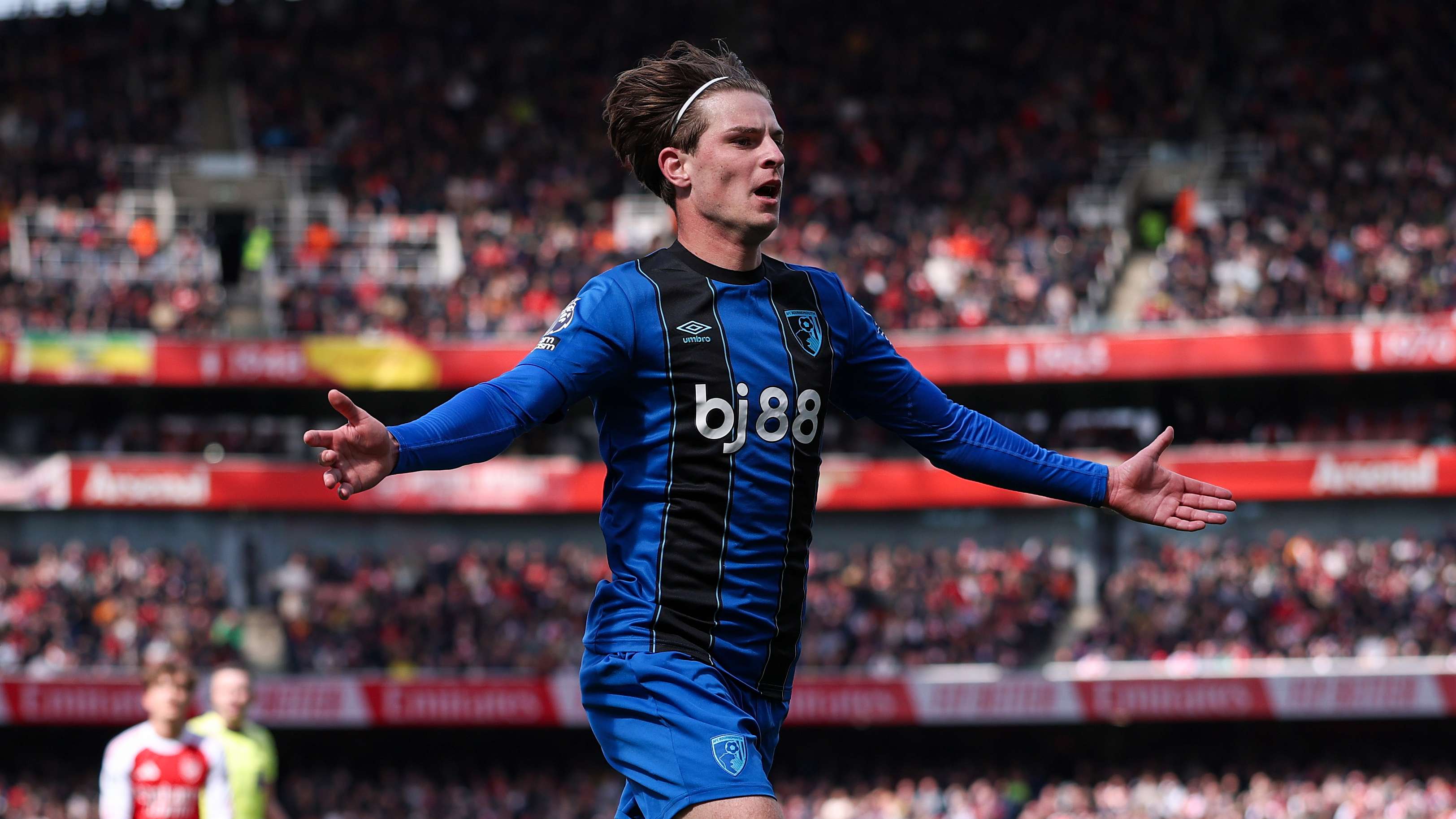 Chelsea bid £64m for Scott after Bournemouth contract snub  