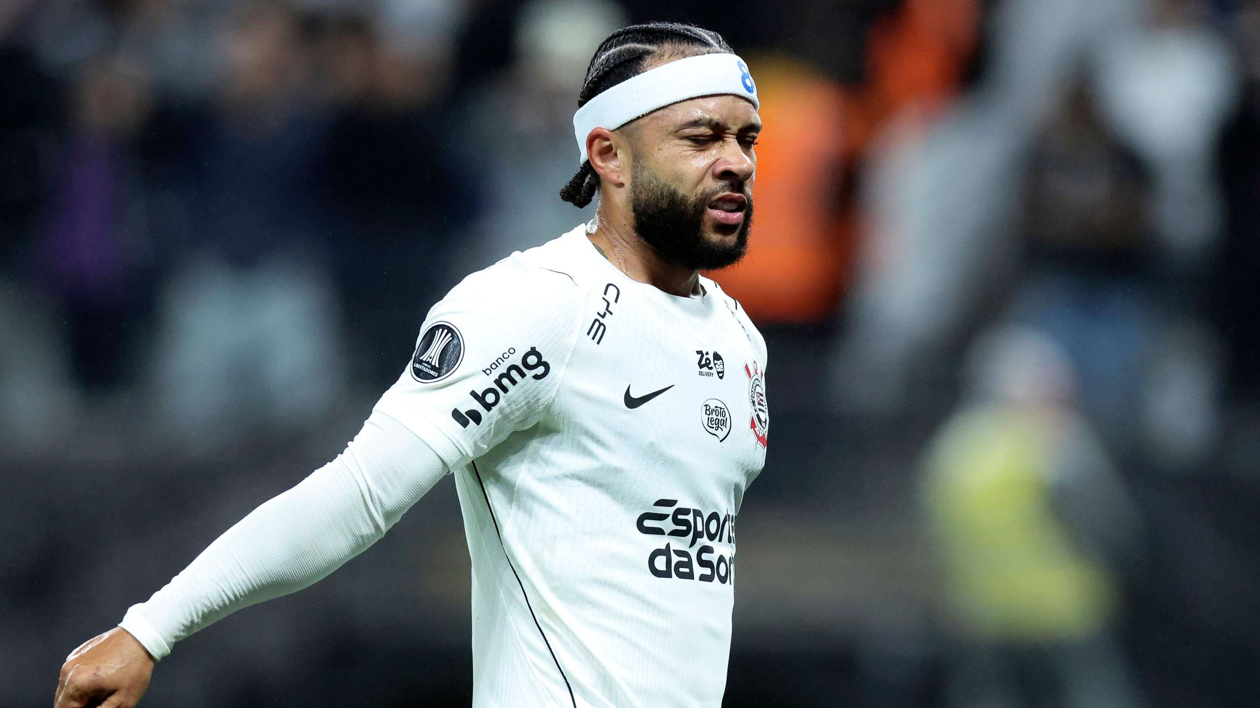 Depay and Corinthians in bonus stand-off  