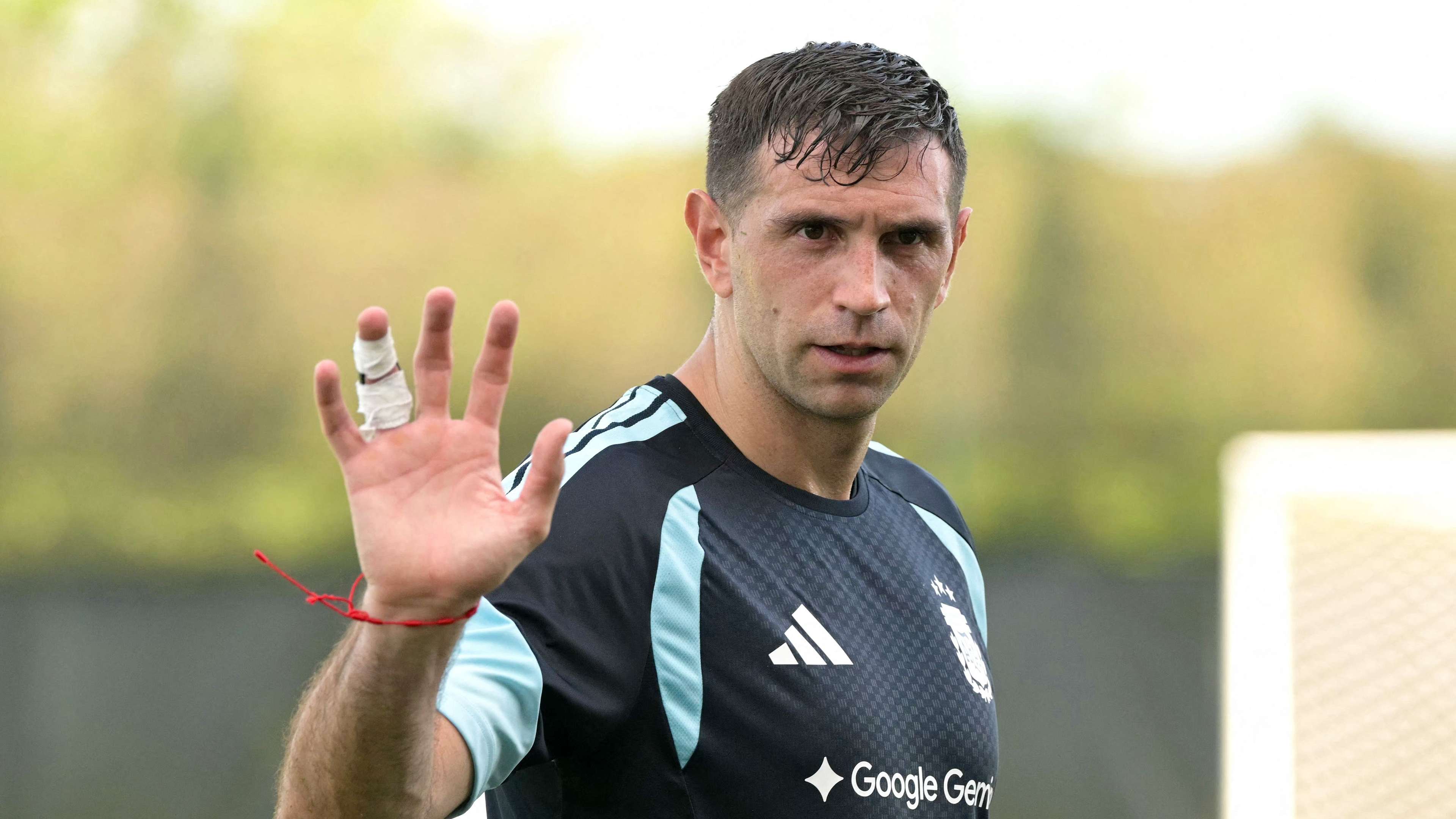 Did What Messi Avoided!.. Emiliano Martinez Sparks Controversy Over His Future and Confirms: "The Pain Cannot Be Described"  