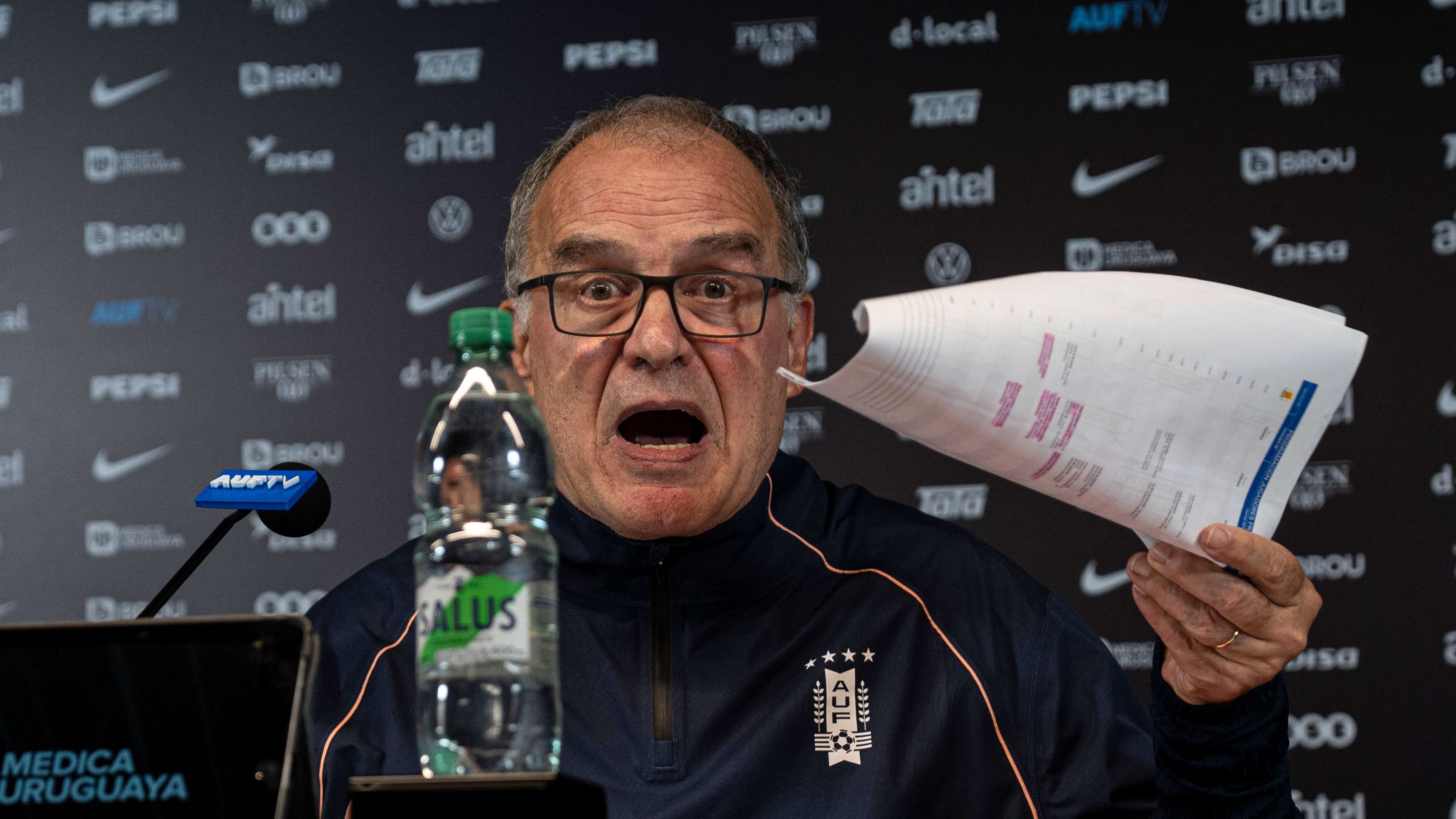 Bielsa bids 'painful' goodbye to Uruguay in 100-minute press conference  