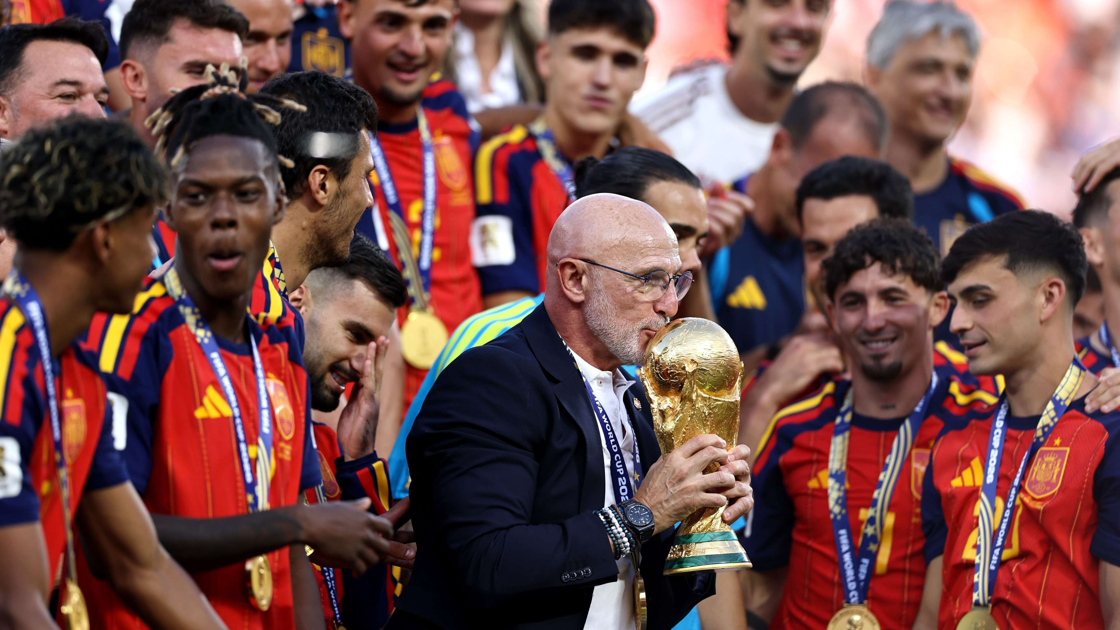 Video: he came with the World Cup: De la Fuente turns the headquarters of a Spanish newspaper into a celebration ground  