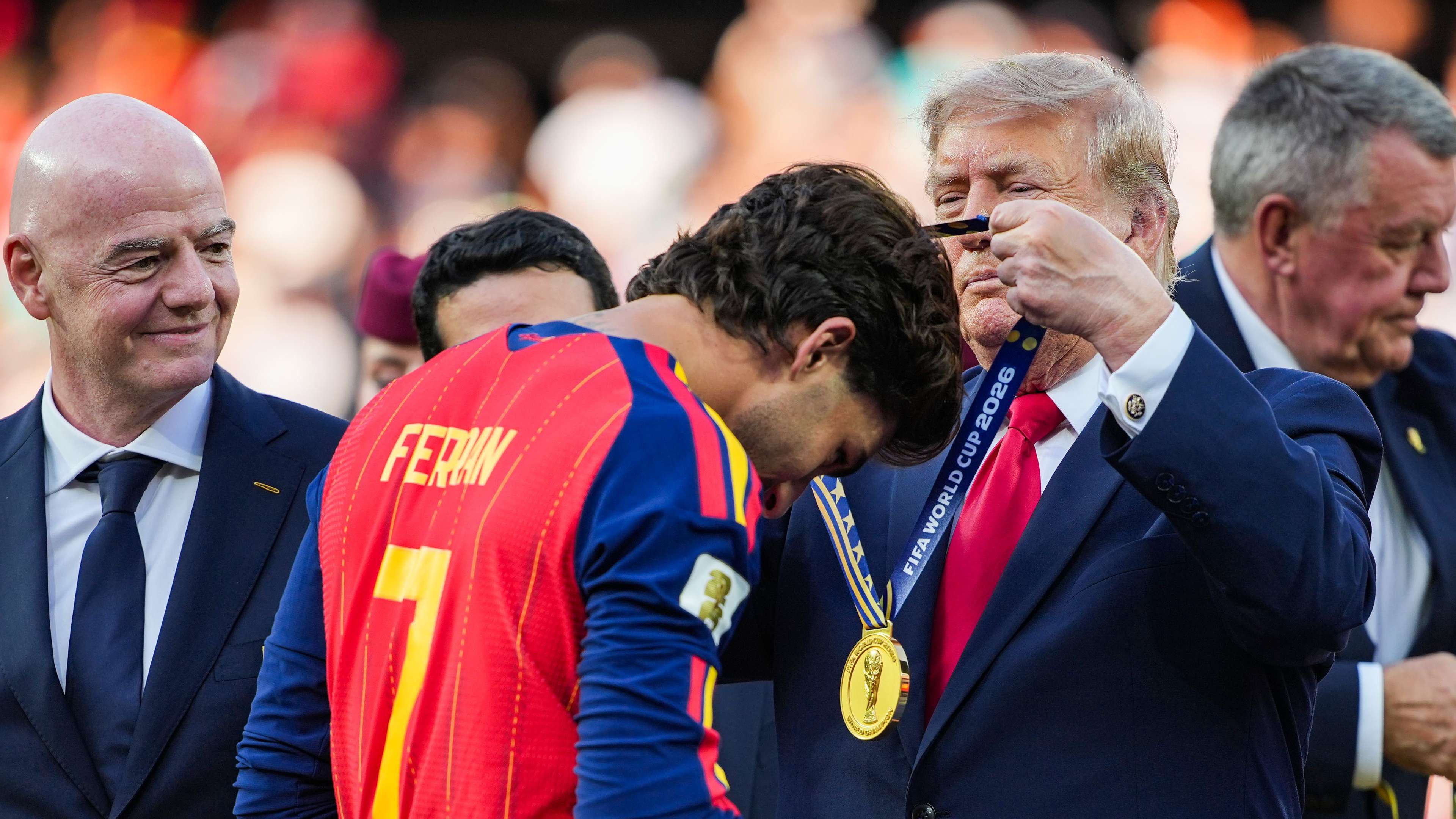 Mockery or a spontaneous gesture? Trump comments on the Ferran Torres cap controversy  