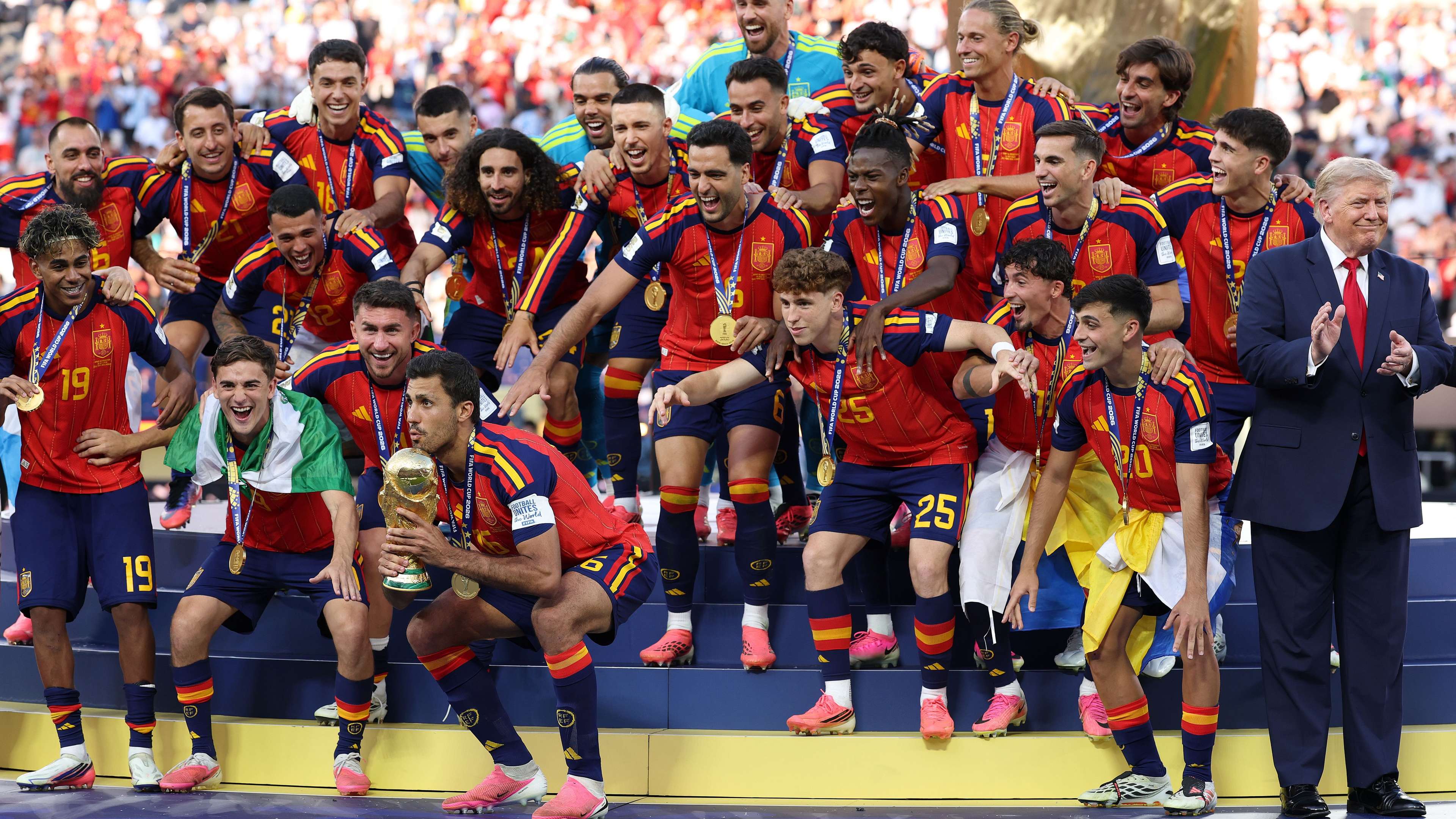 Video: World champion appears: surprise visit to Barcelona training  
