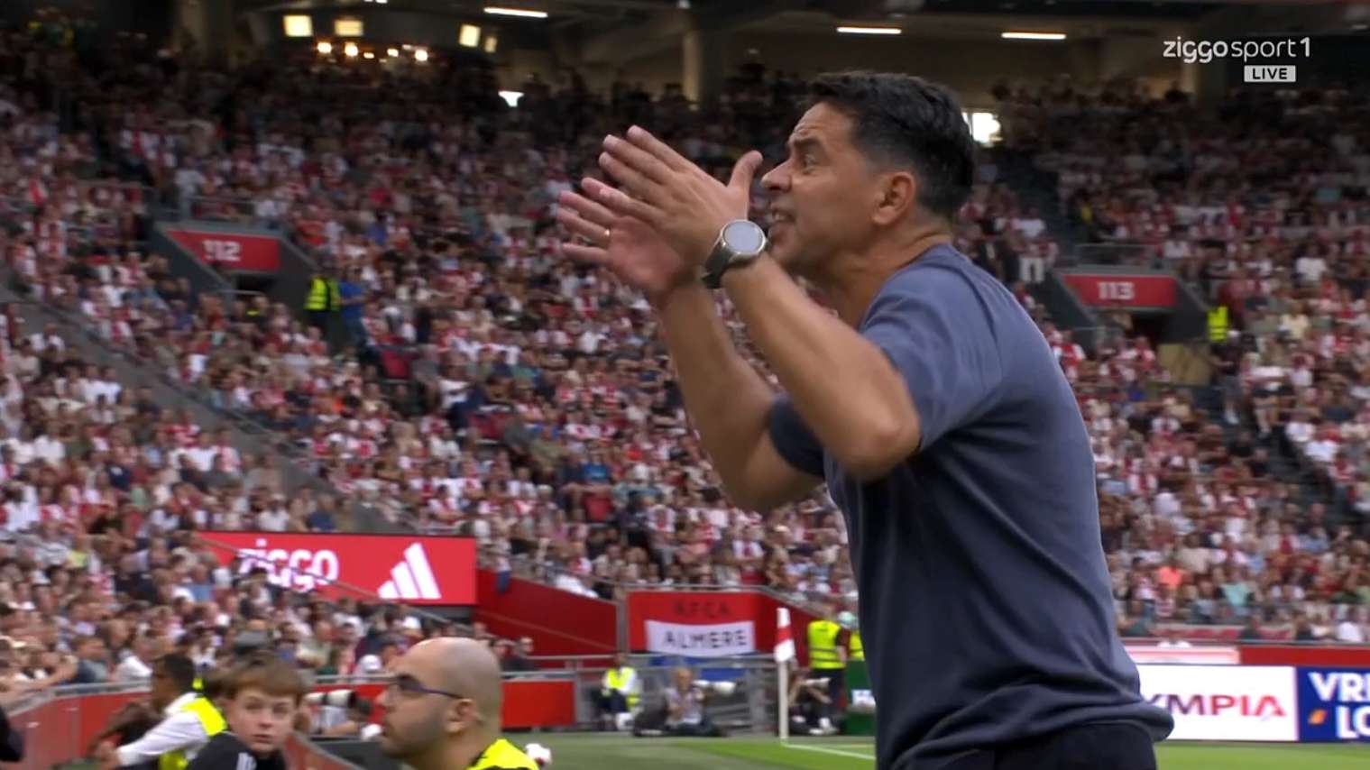 Furious Míchel screams at his own player; Ziggo Sport camera picks up the exact words  