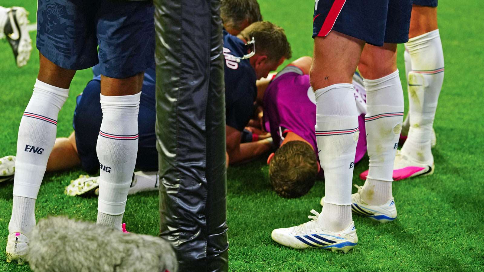 📽️ | Henderson stretchered off & taken to hospital in freak England injury  
