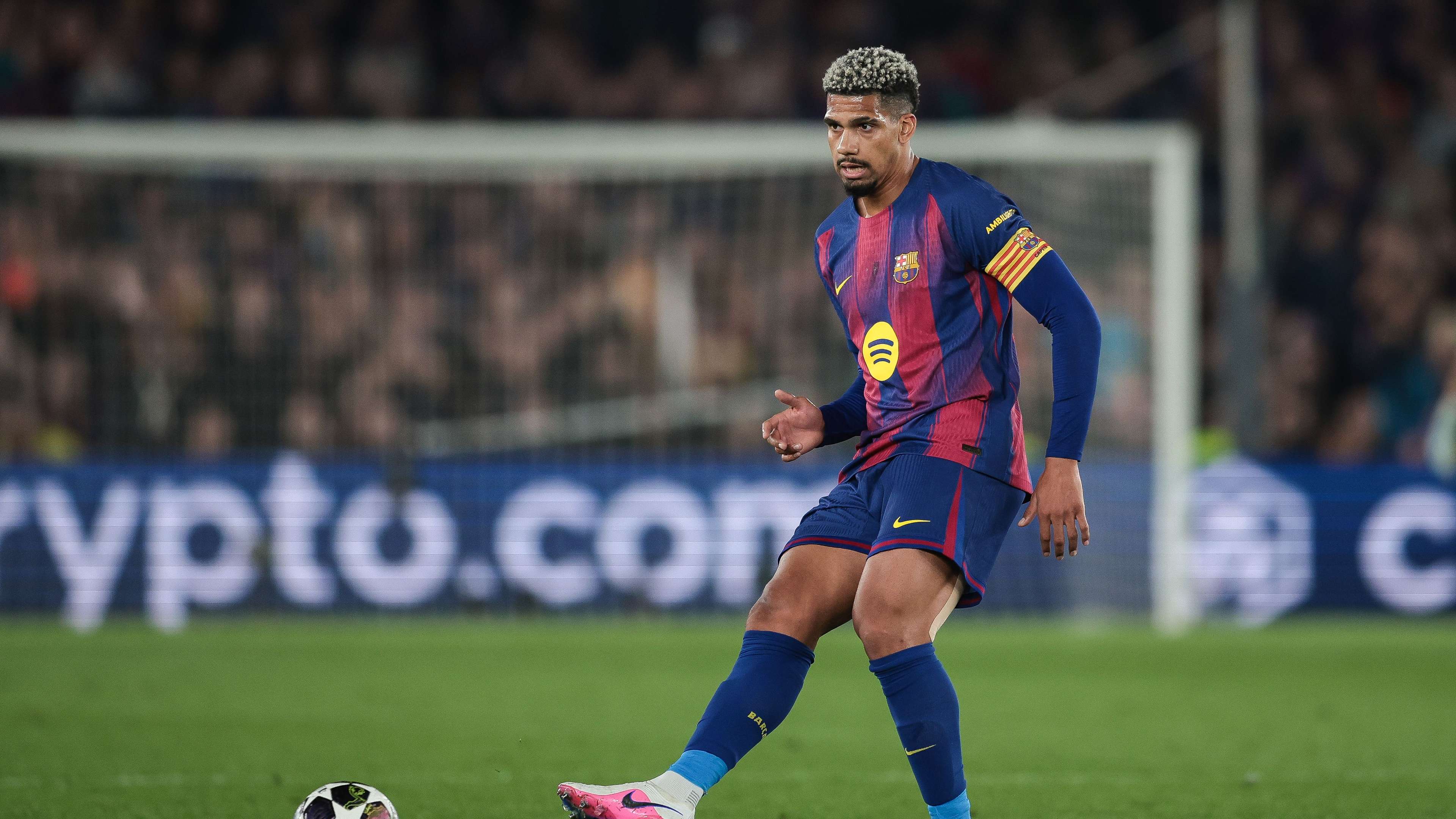 Official: Barcelona announce Araujo's transfer to Liverpool  