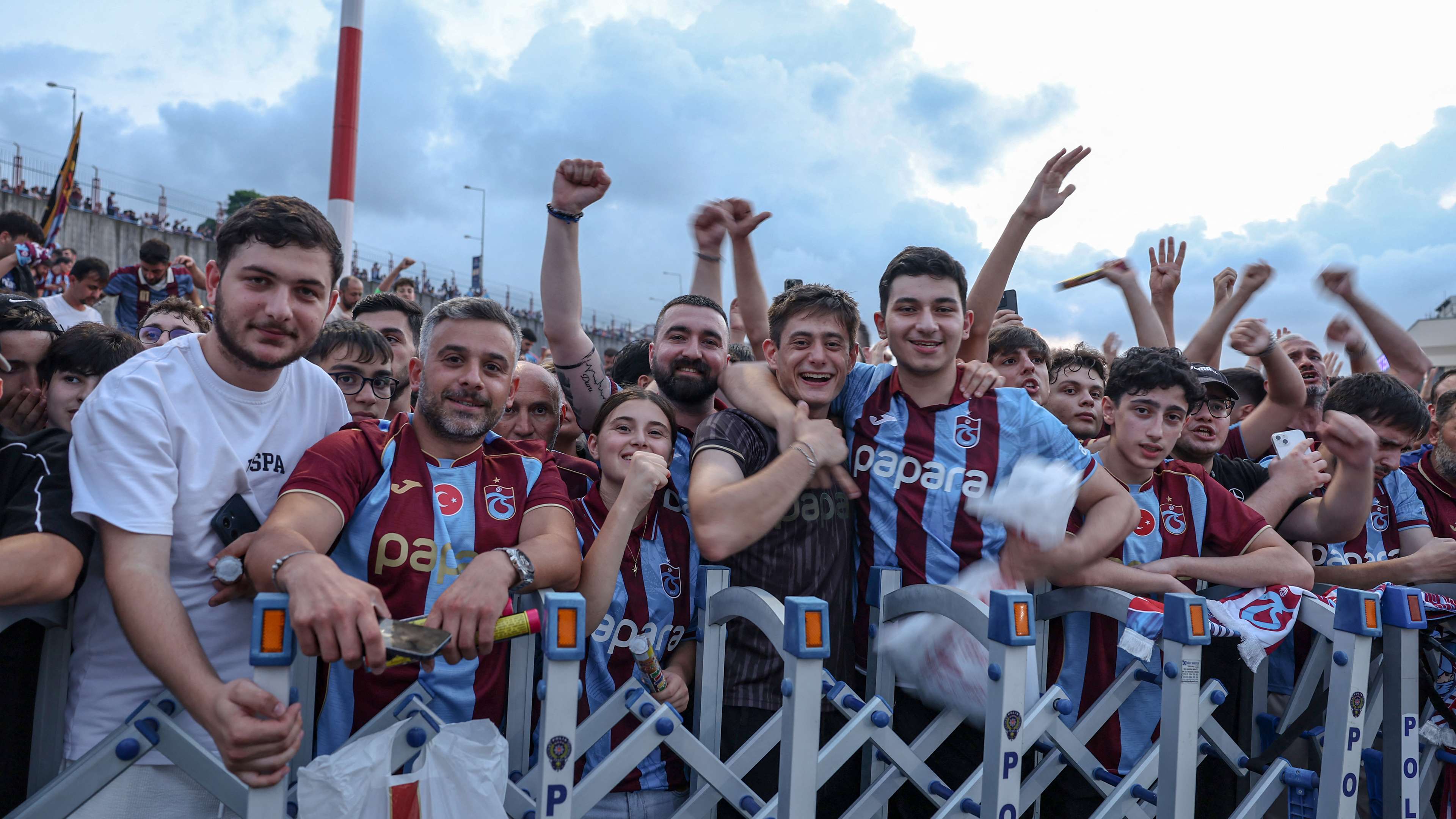 On video: Trabzon fans surround "Galatasaray's intruder" during Salah's reception  