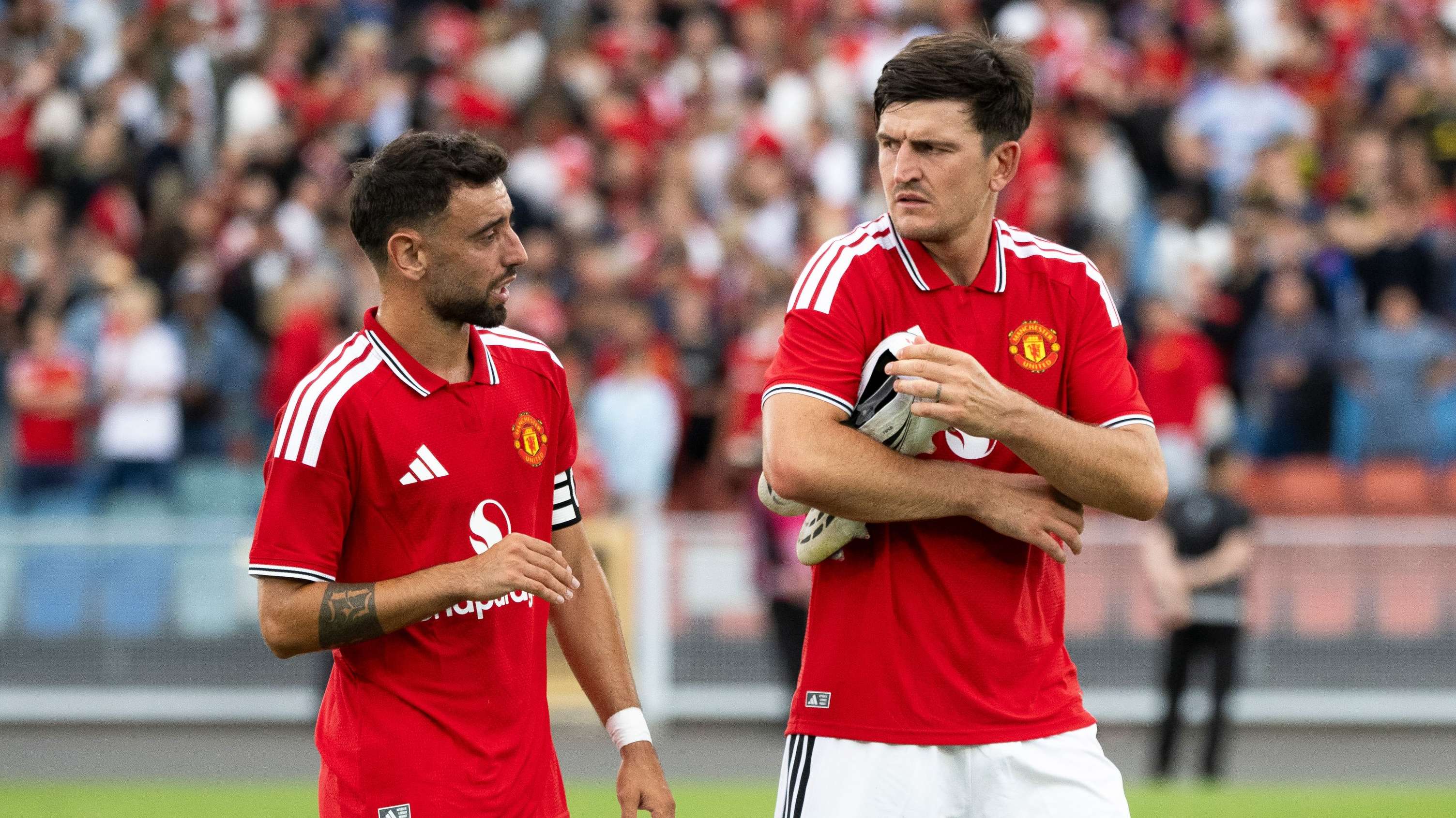 Fernandes opens up on 'awkward' situation after replacing Maguire as Utd captain  