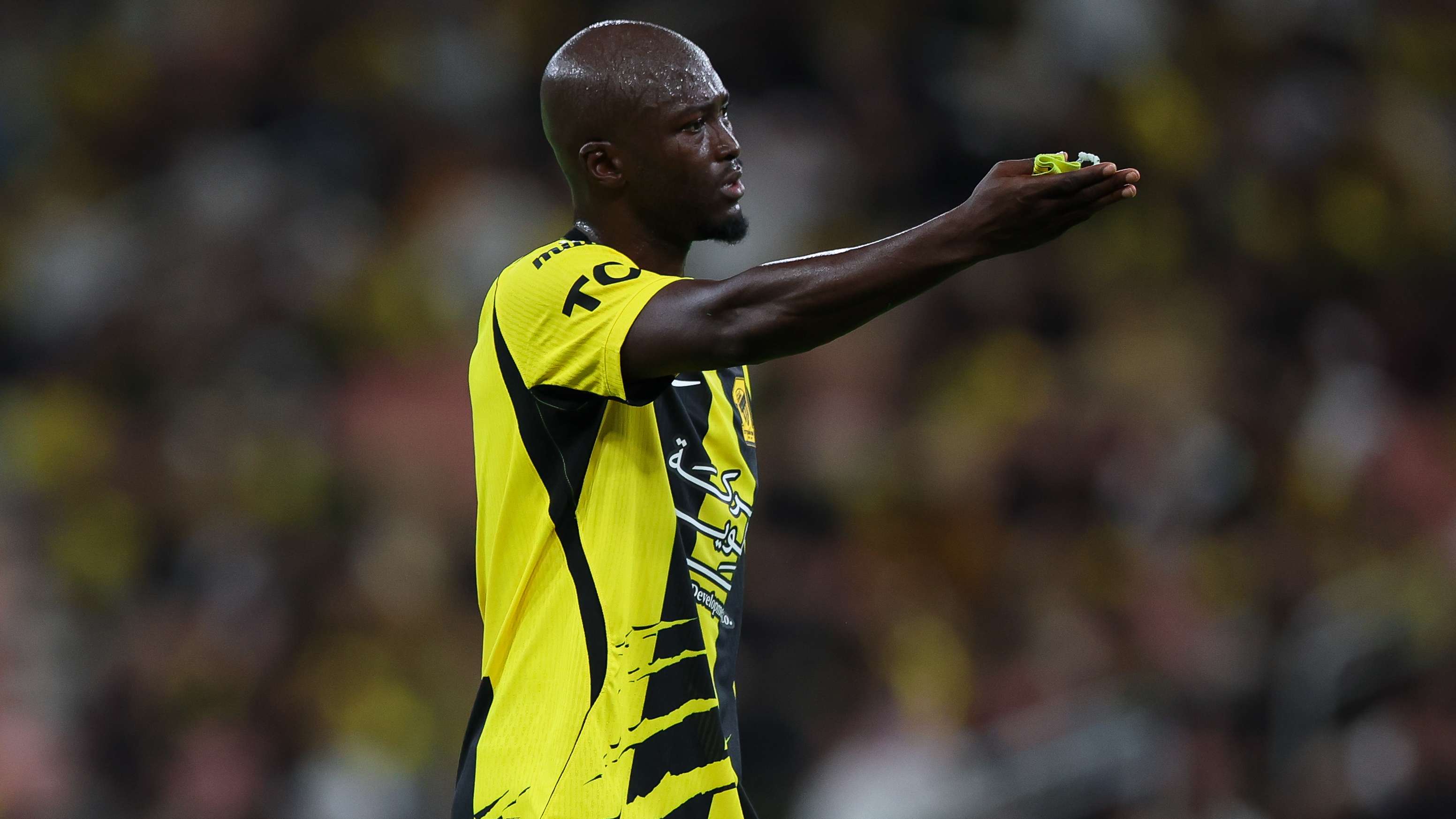 Injustice and shocking decisions: Al-Ittihad defender opens fire on referee of the Al-Khaleej match  