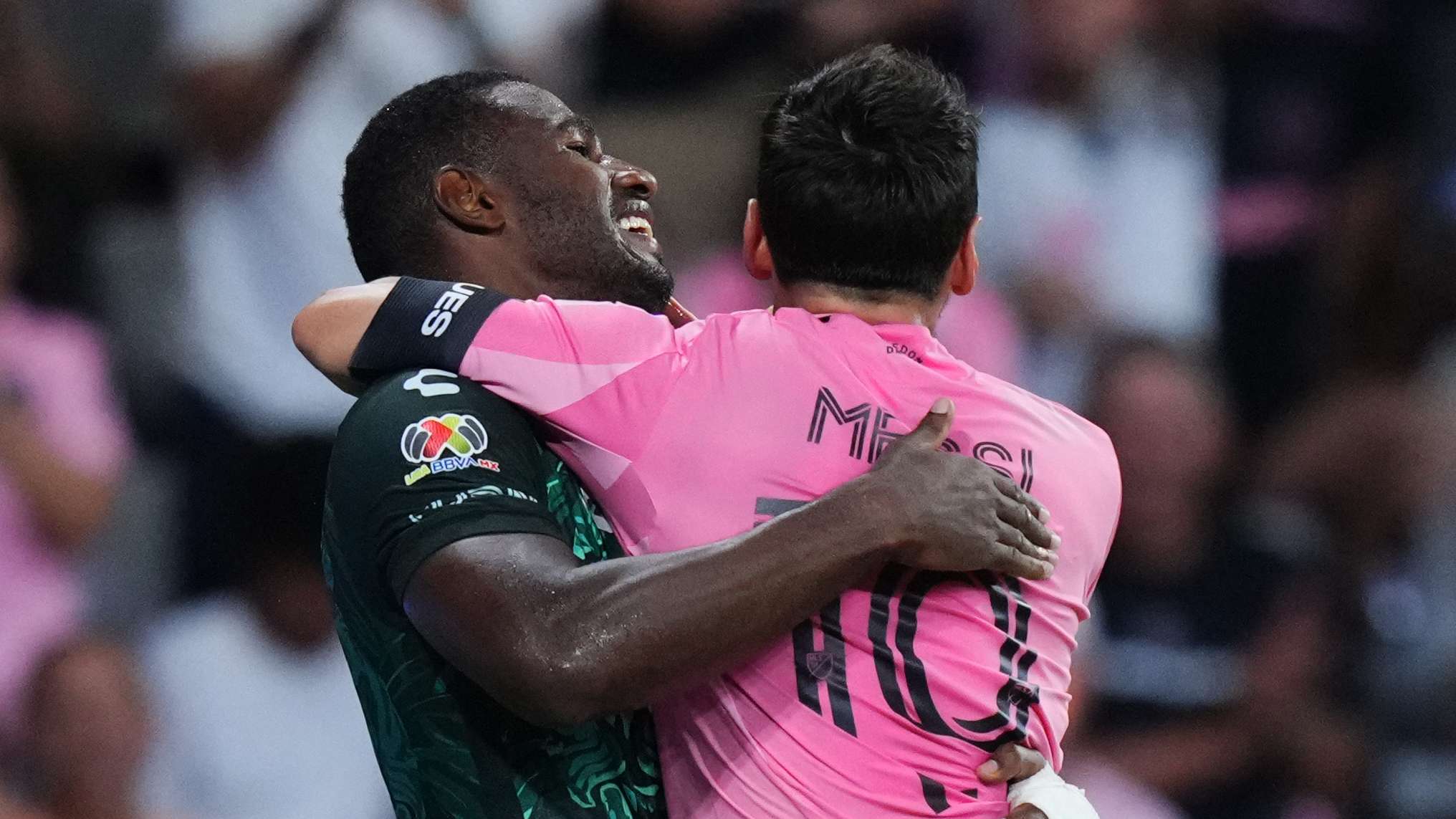📽️ | Messi hugged and lifted by Romana on Inter Miami return  
