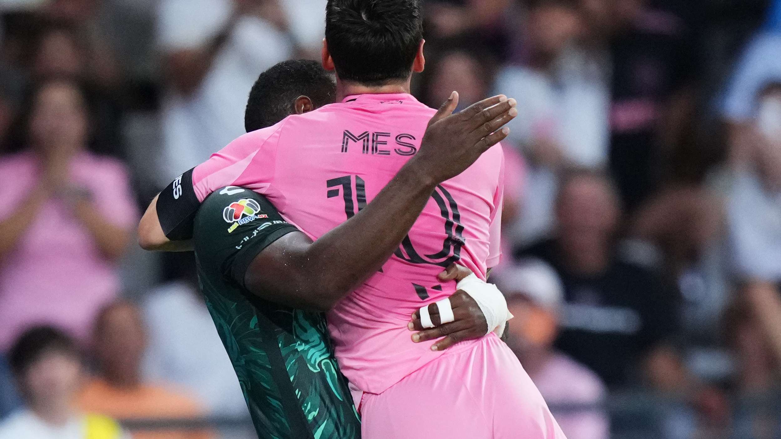 León of Mexico sends a message to Messi after the surprise embrace  