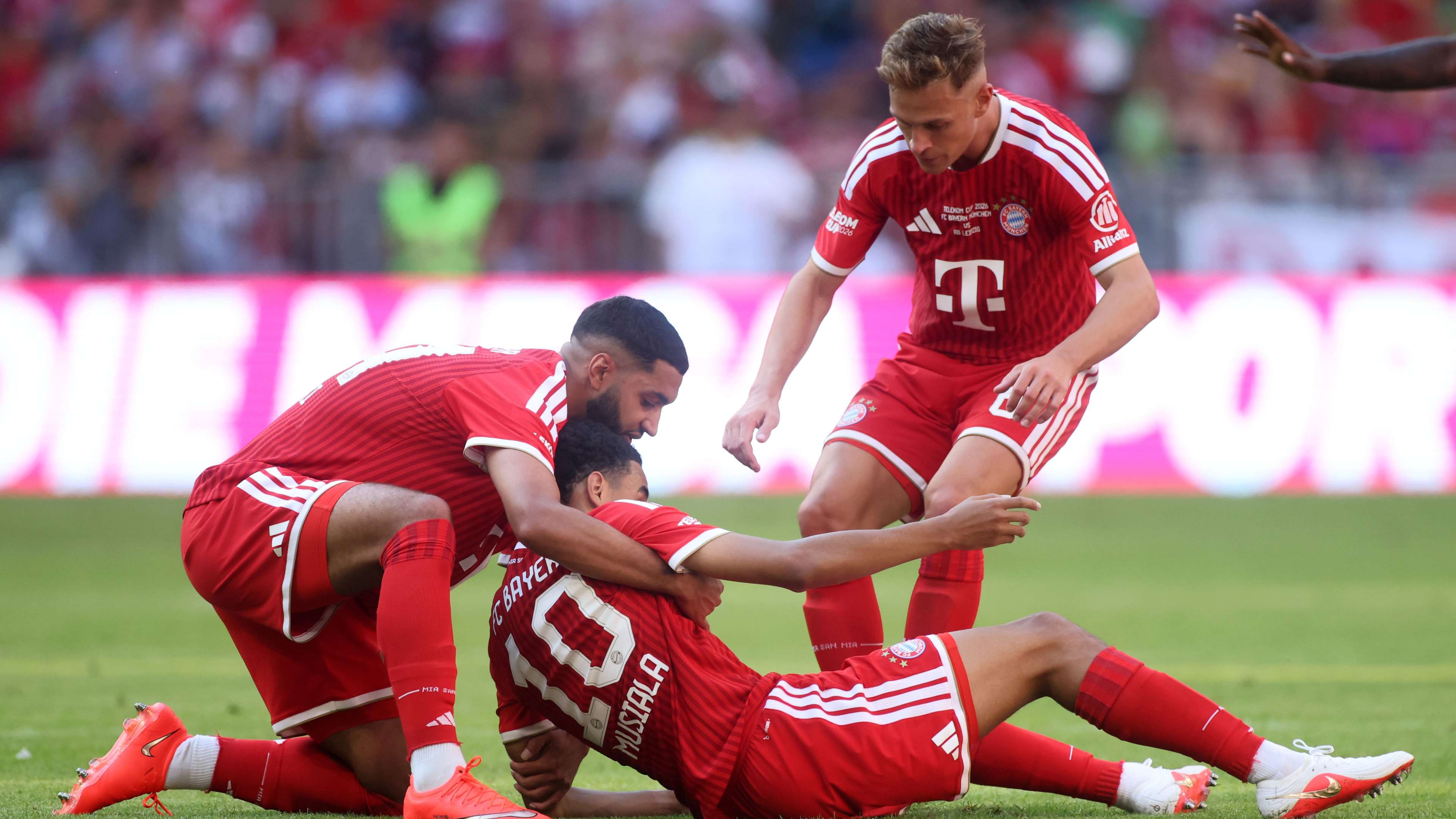 Musiala collapses during Bayern friendly  