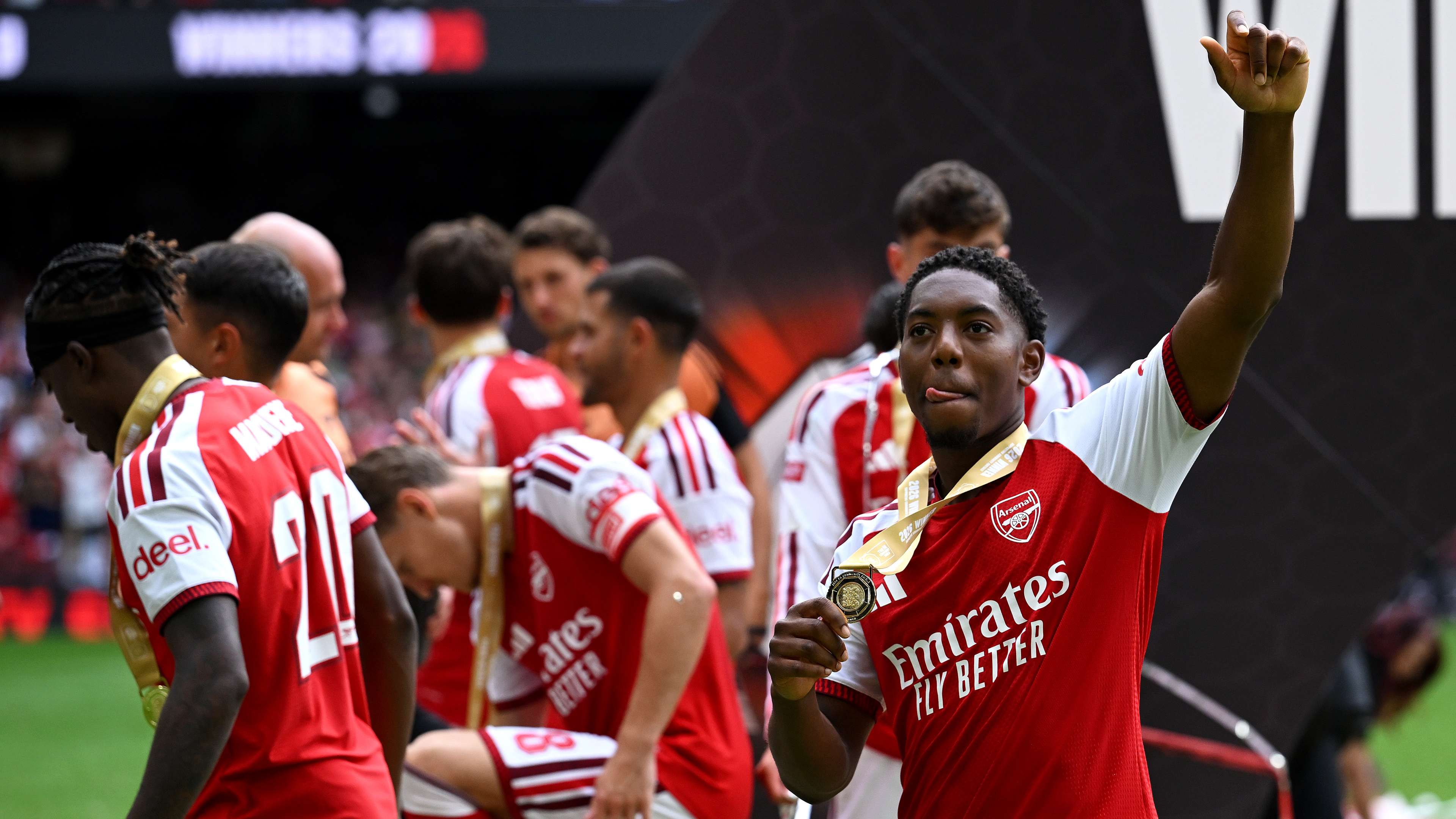 Pardew claims Arsenal look 'head and shoulders' above rivals  
