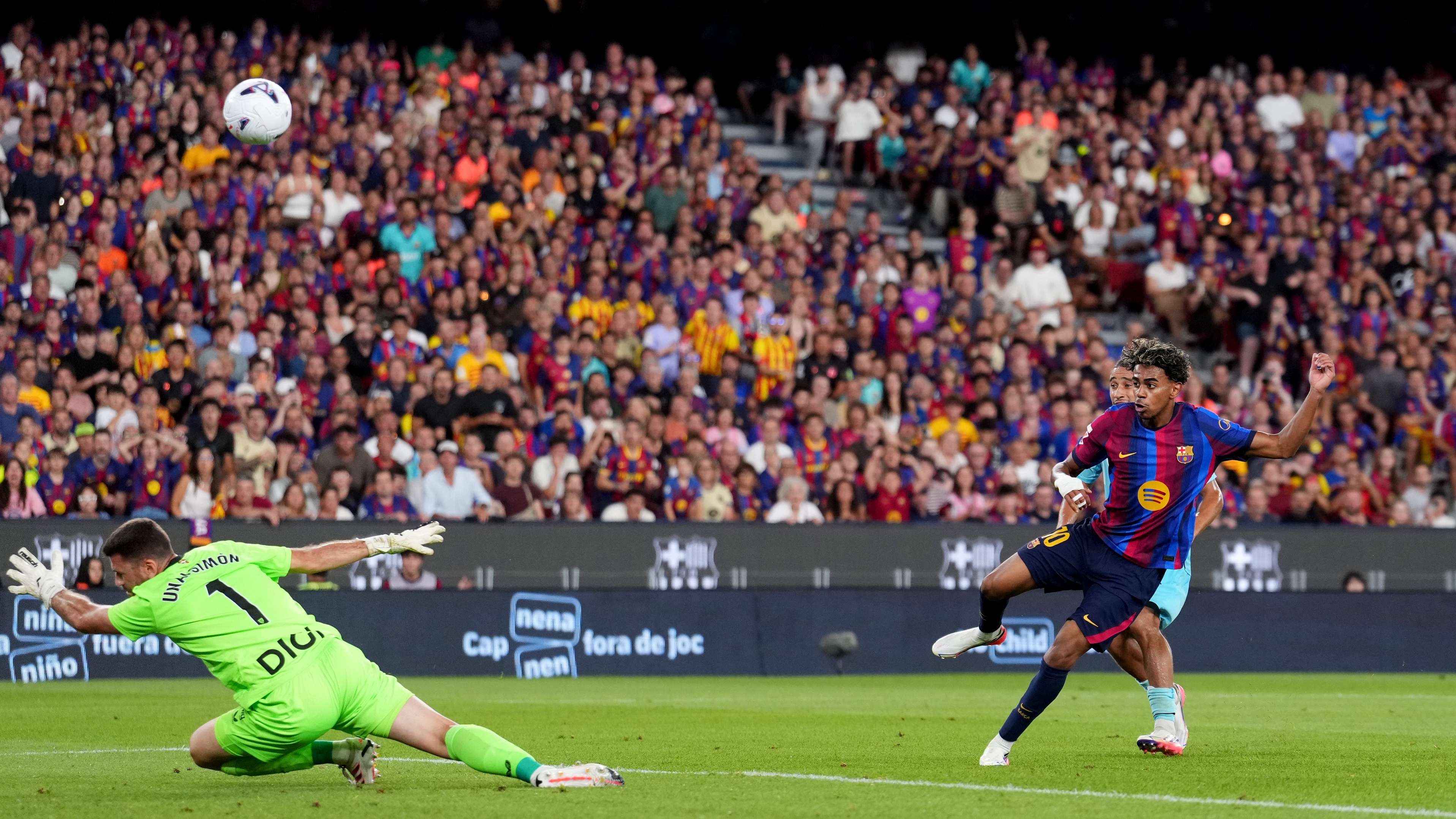 Video: Barcelona fans erupt at the Camp Nou over the Elche incident  