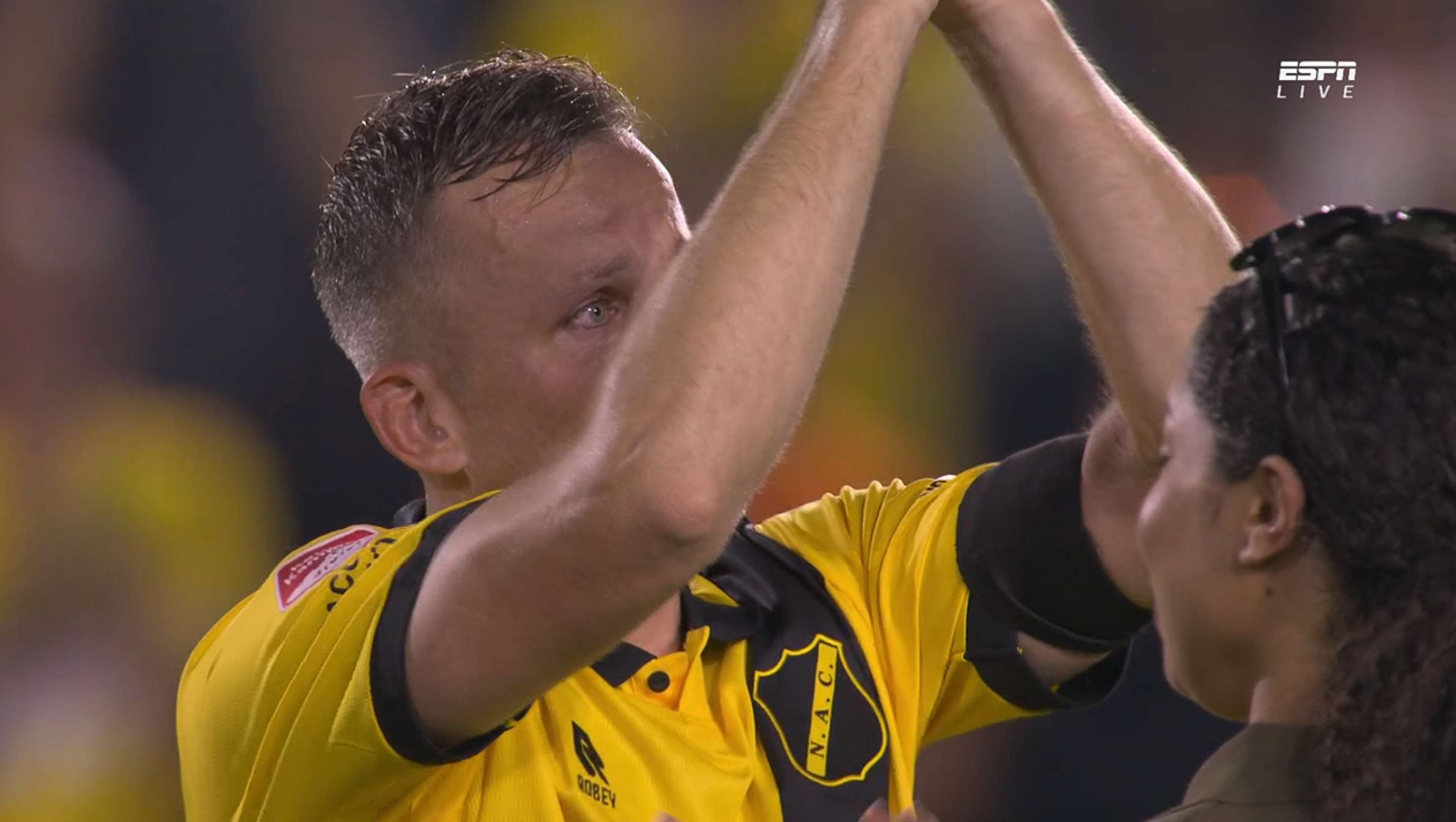 Heartbreaking tribute to Mats Seuntjens in the Keuken Kampioen Divisie  
